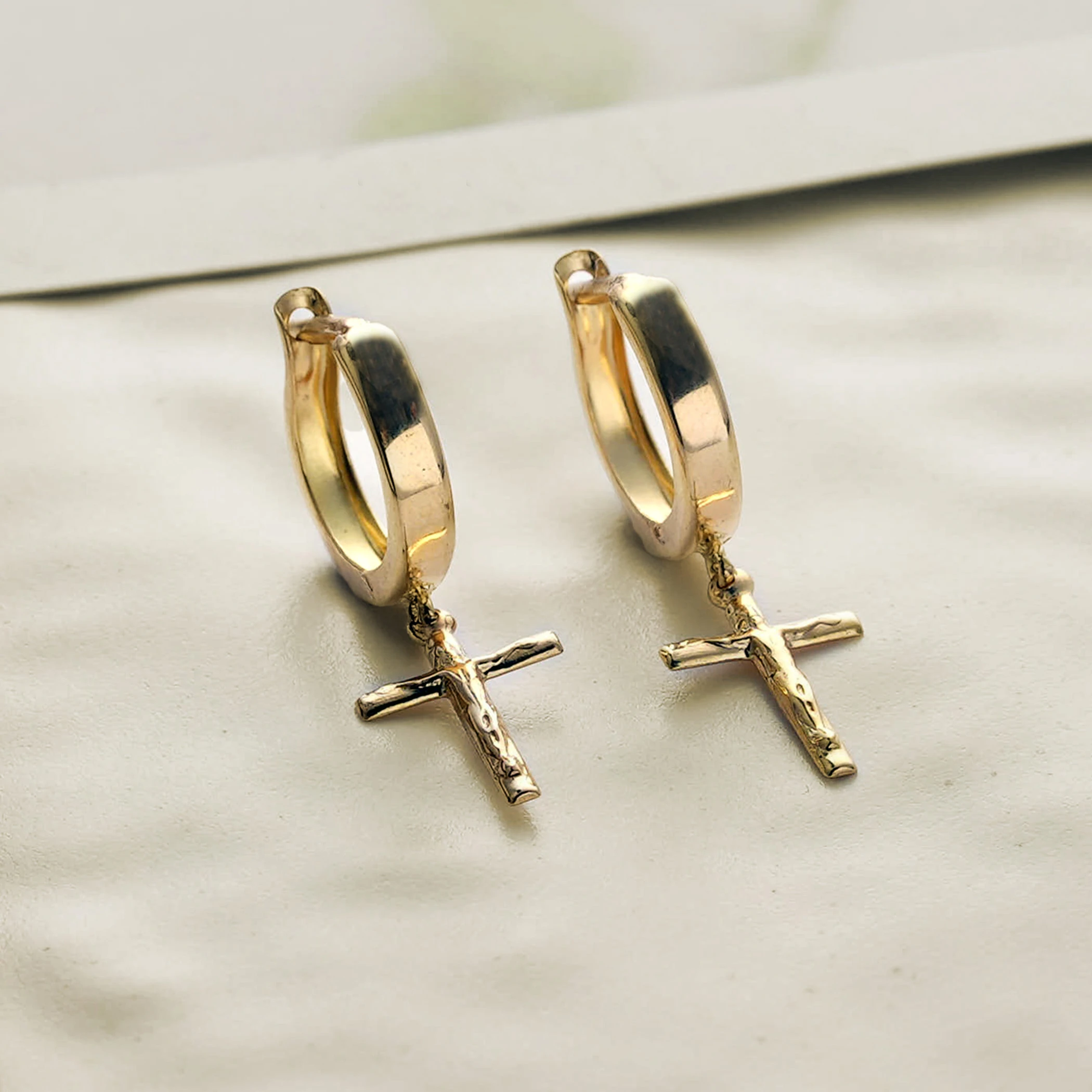 8 Ayar Altın Haç Motifli Sallantılı Çift küpe