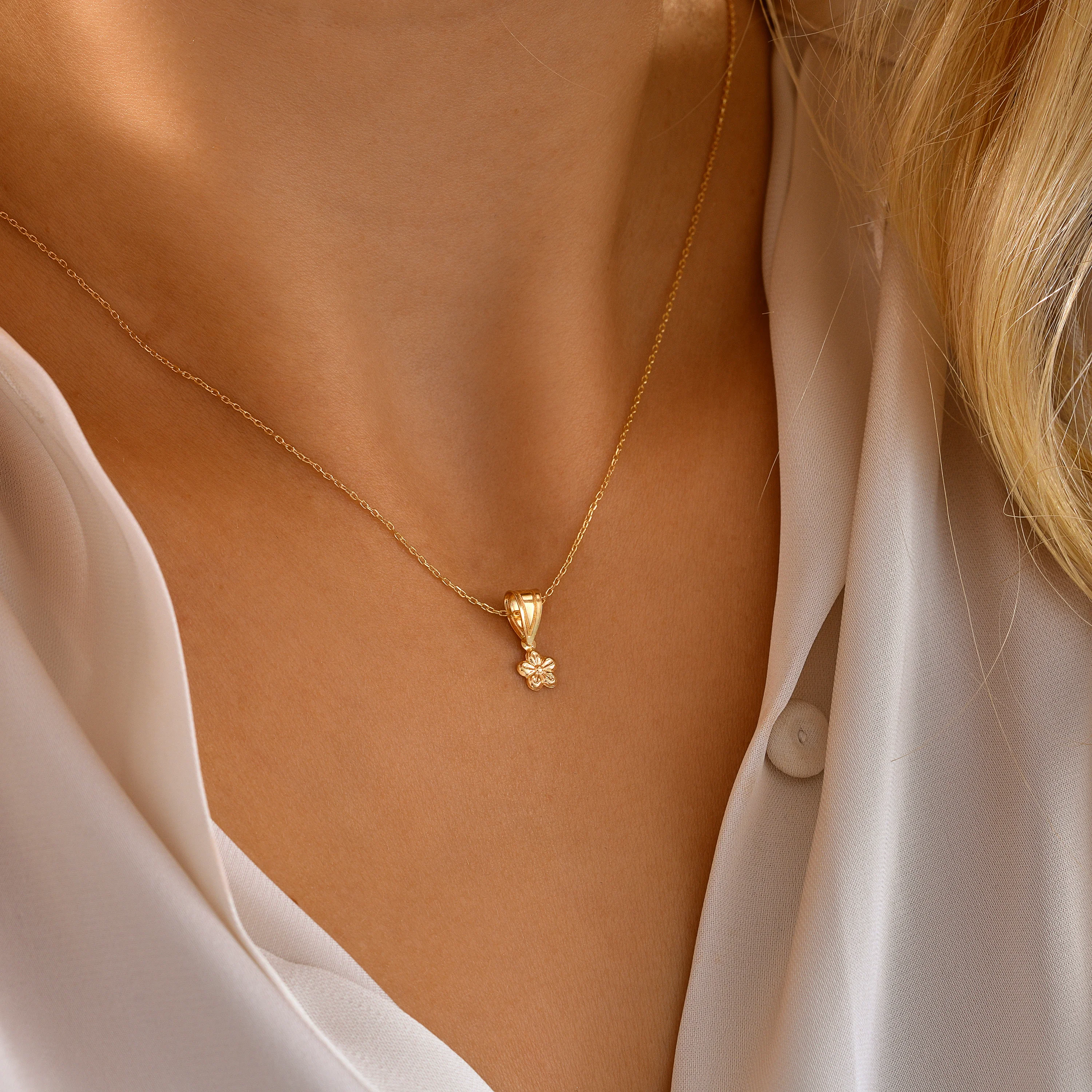 8 Ayar Altın Minimal Çiçek Kolye