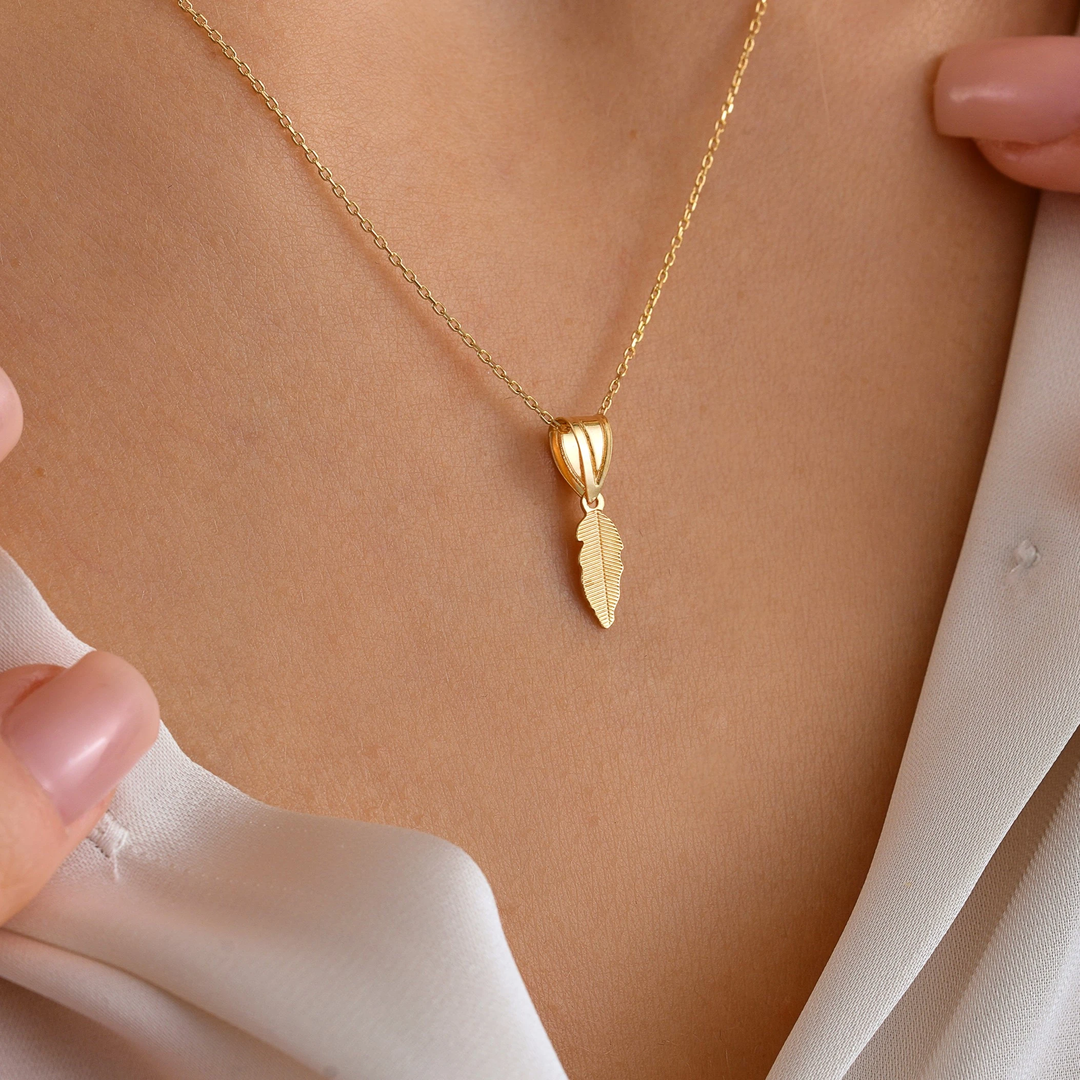 8 Ayar Altın Minimal Yaprak Kolye
