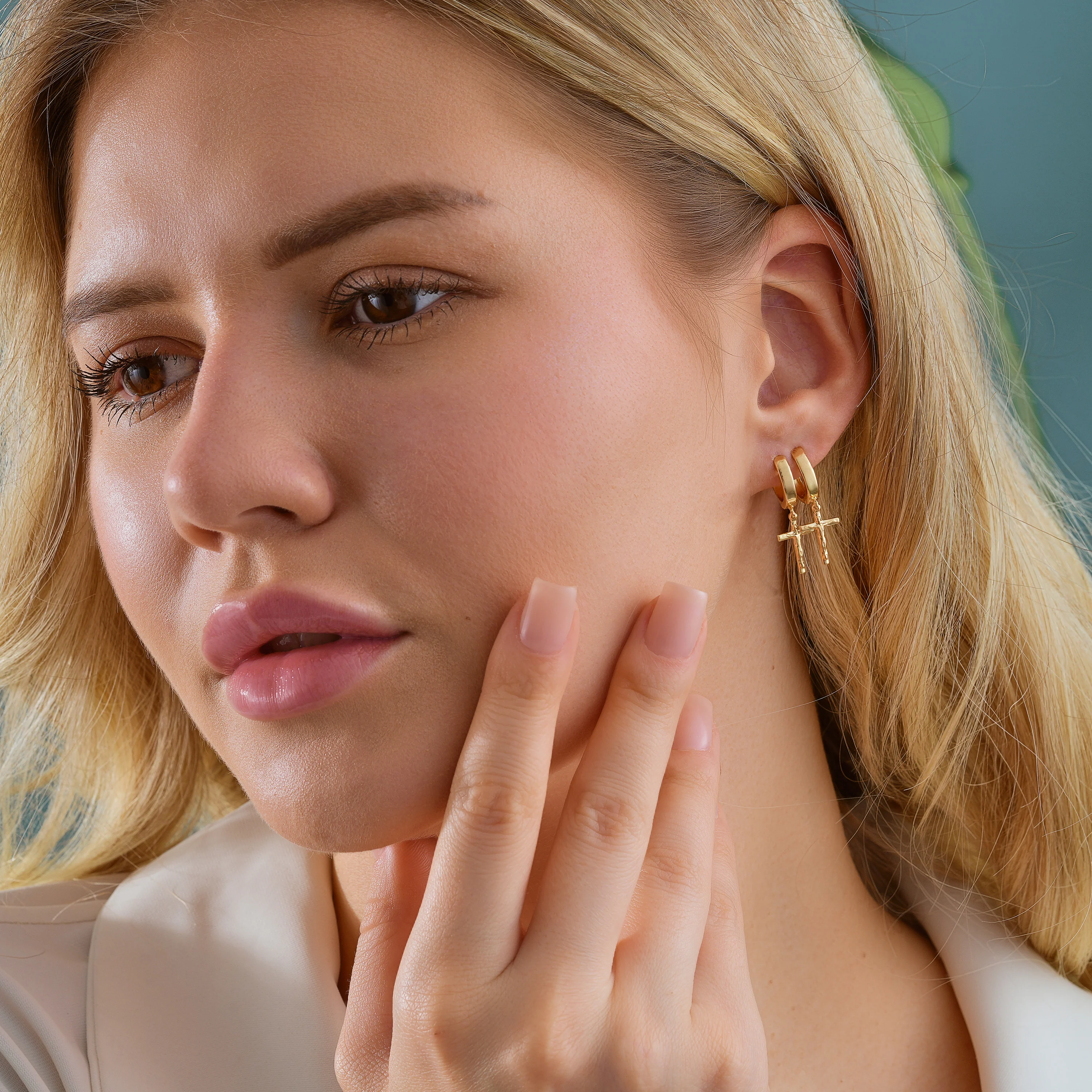 8 Ayar Altın Haç Motifli Sallantılı Çift küpe