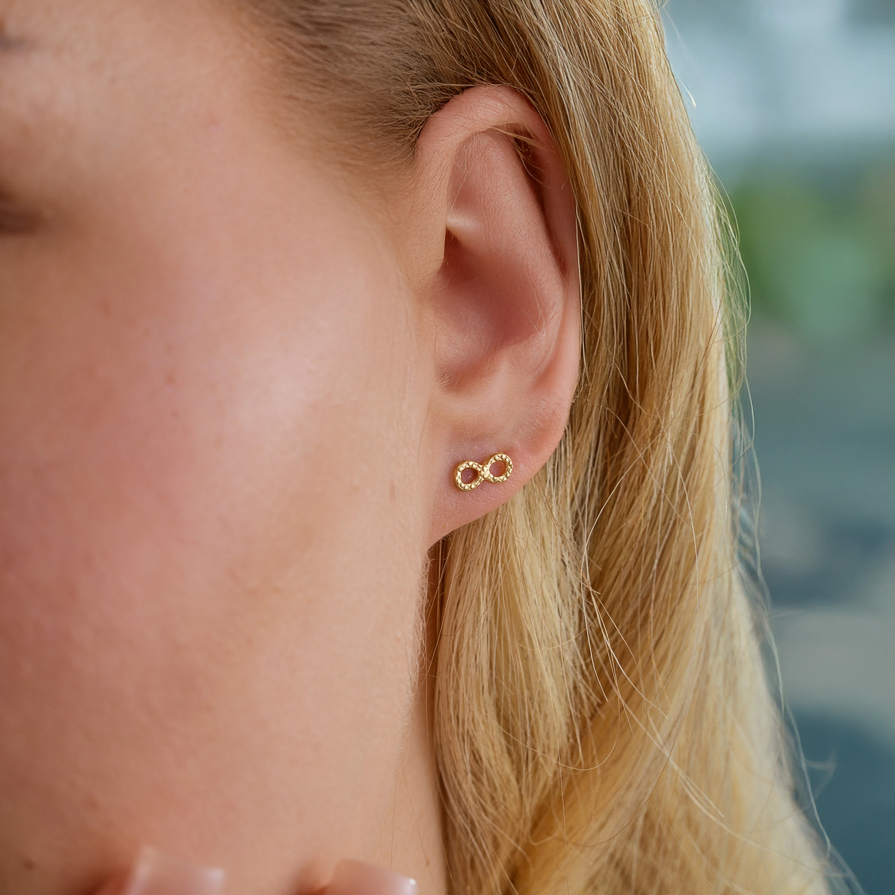 8 Ayar Altın Mini Sonsuzluk Küpe