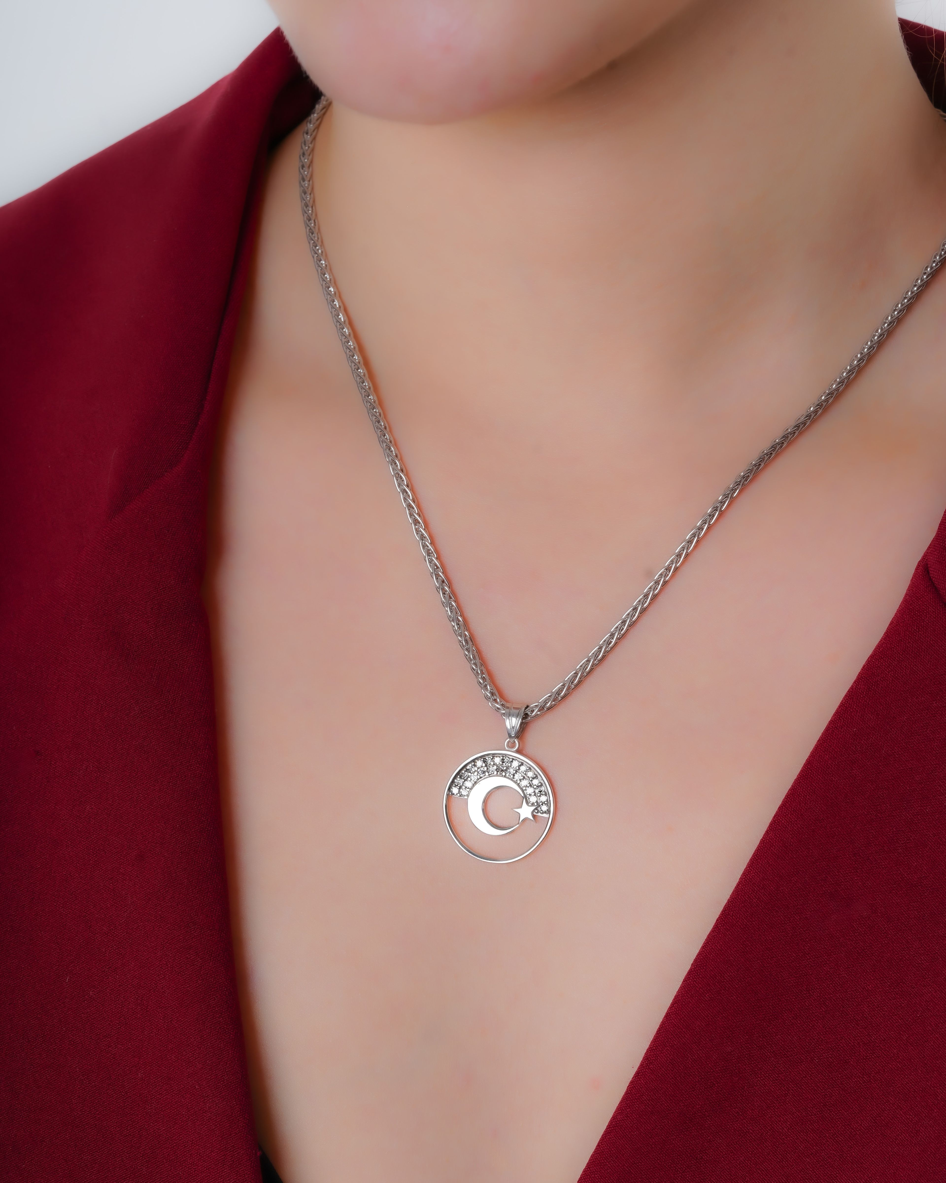 Işığın Çemberi: Zirkon Taşlı Ay Yıldız Çerçeveli Gümüş Kolye