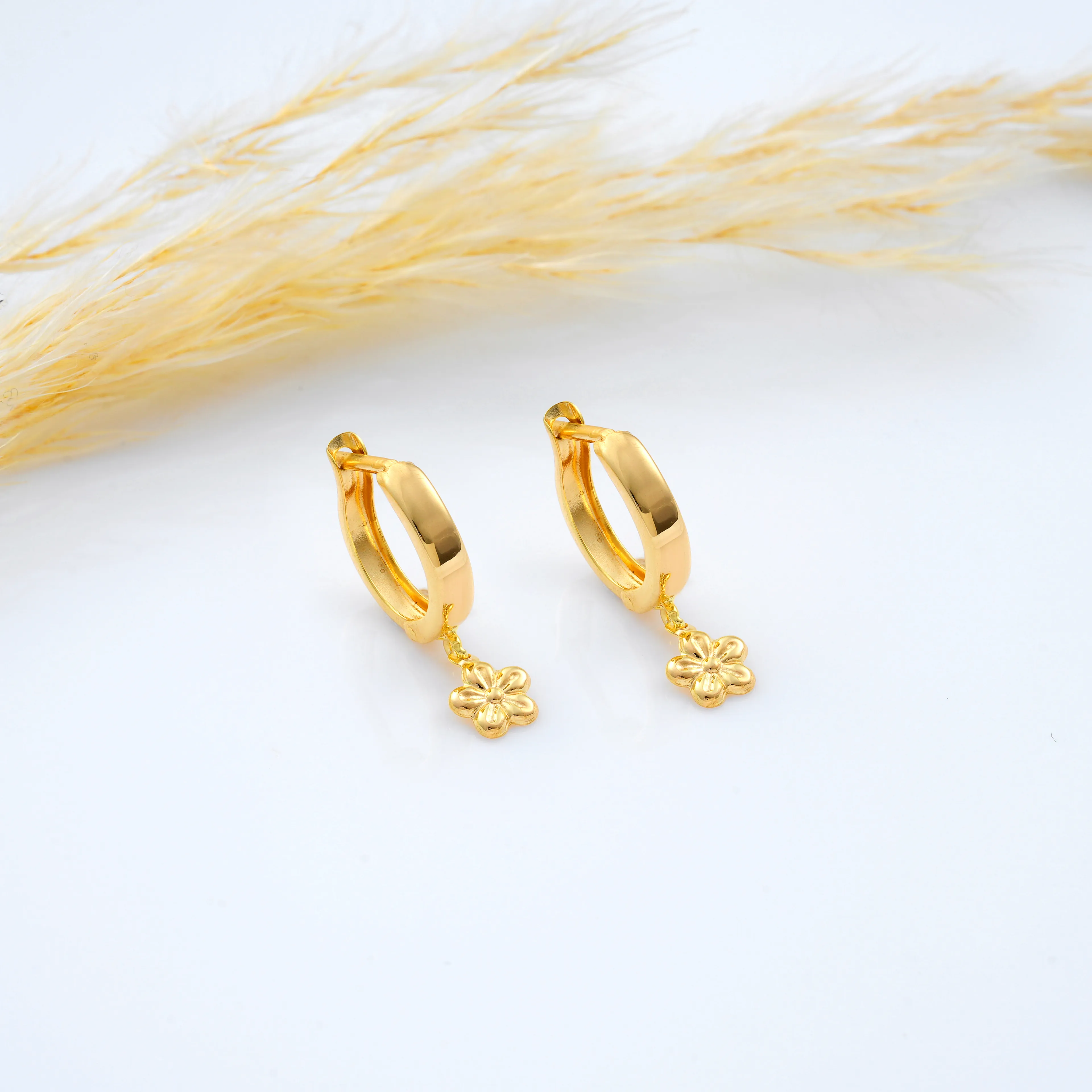 8 Ayar Altın Minimal Çiçek Küpe