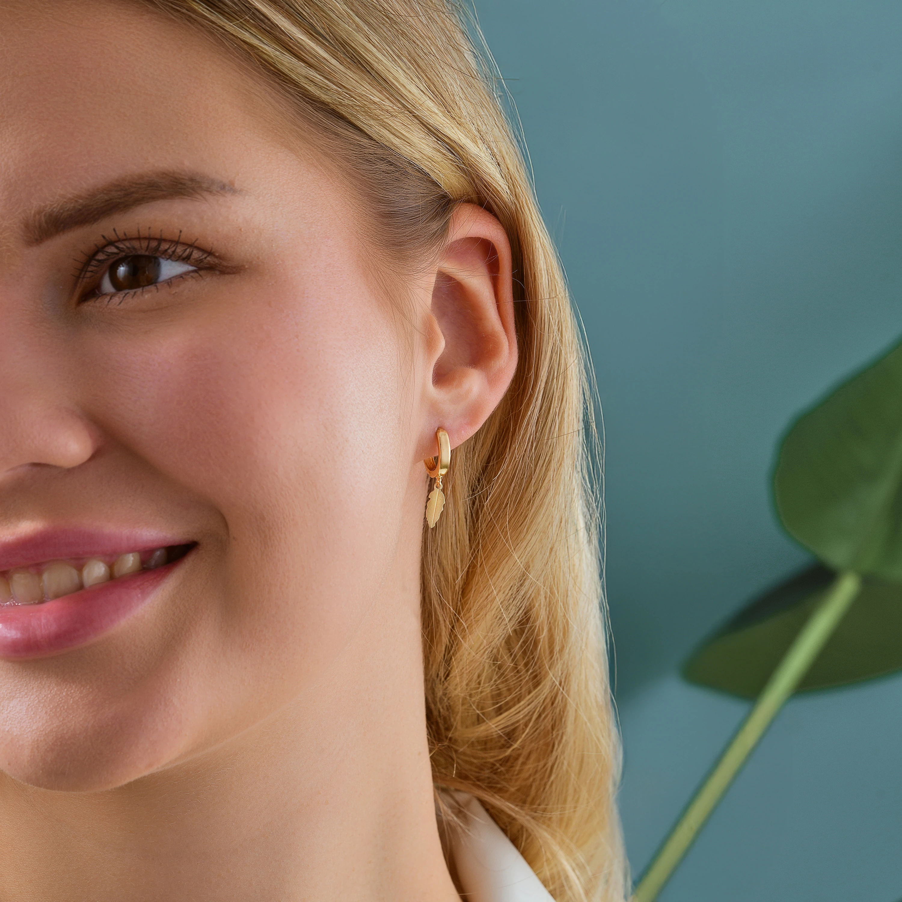 8 Ayar Altın Halka Yaprak Küpe