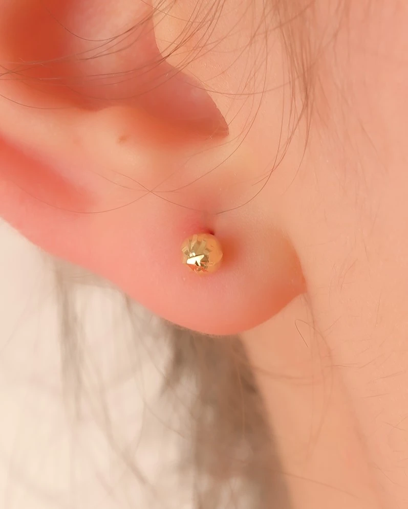 8 Ayar Altın Spiral Motifli Minimal Küpe