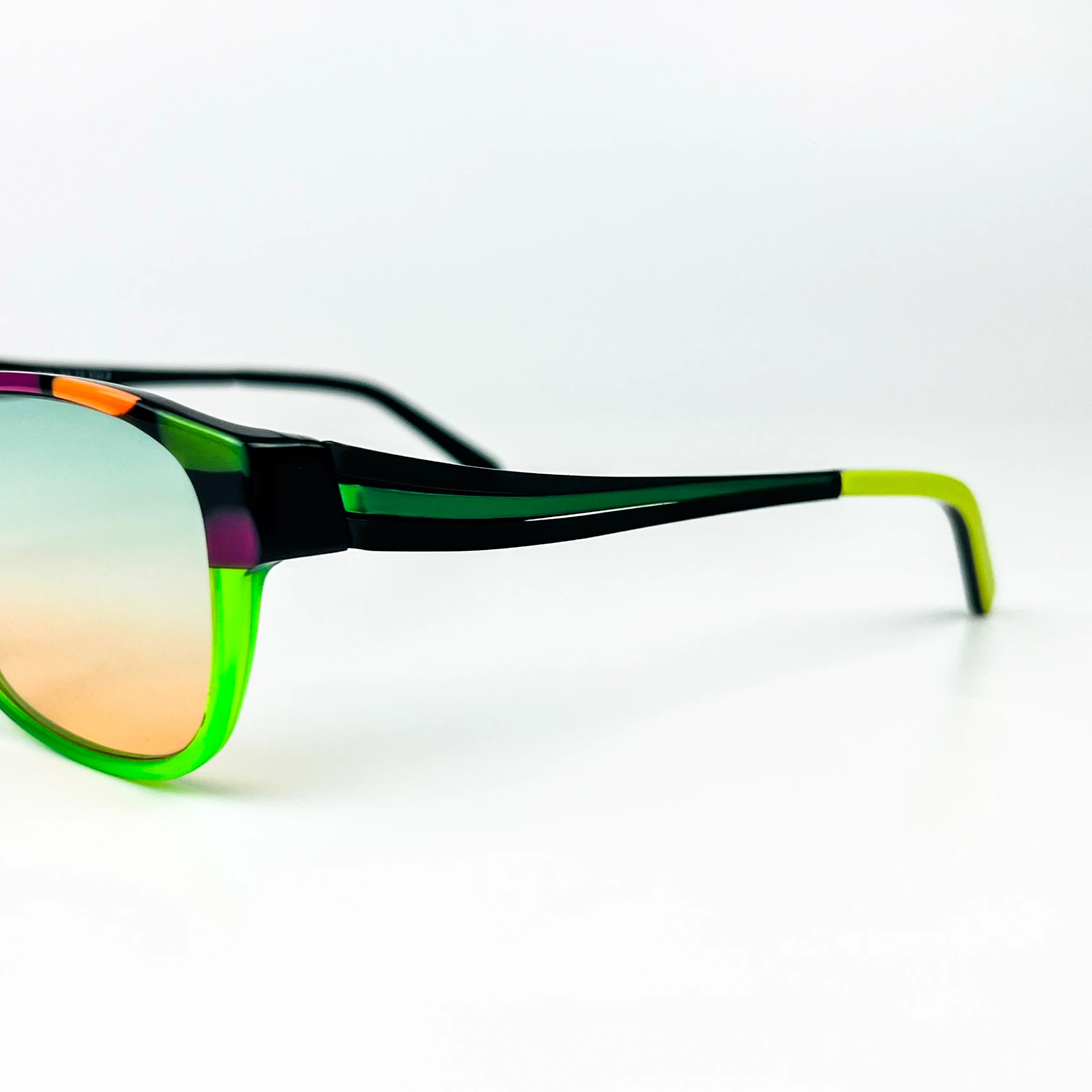 Vintage Güneş Gözlüğü – 2000’ler Retro – Desenli Kemik Çerçeve, Yeşil-Turuncu Degrade Cam