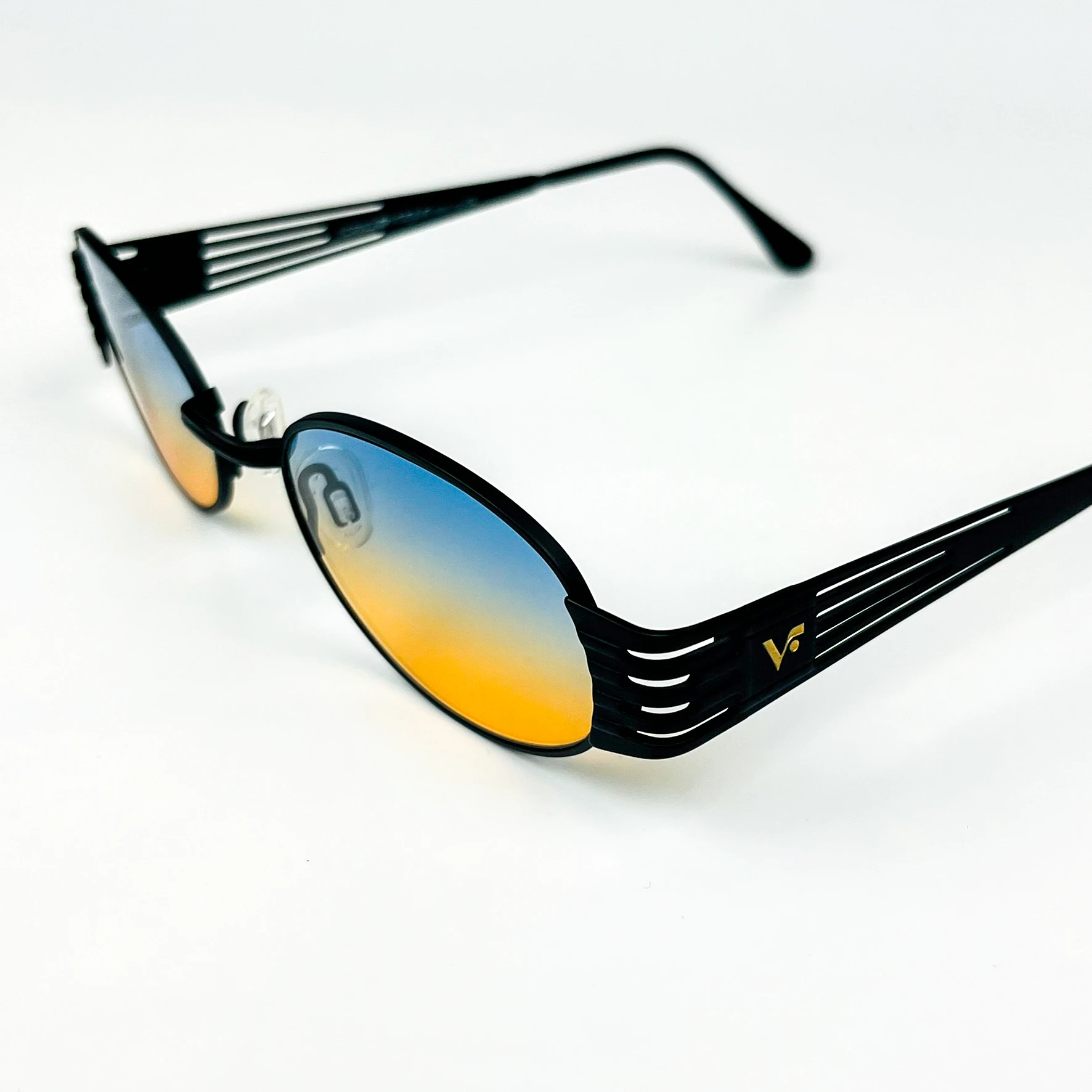 Vintage Güneş Gözlüğü – 90’lar Retro – Siyah Metal Çerçeve, Mavi-Turuncu Degrade Cam
