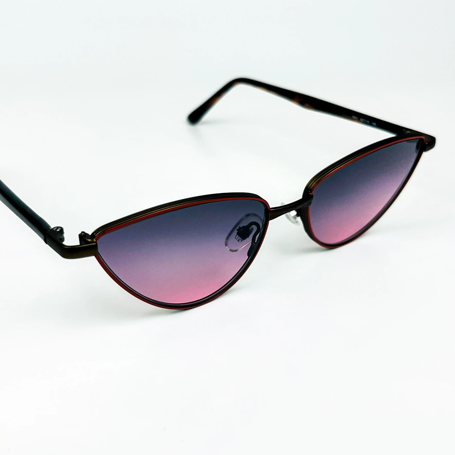 Vintage Güneş Gözlüğü – 2000’ler Retro – Kırmızı Metal Çerçeve, Mor Degrade Cam