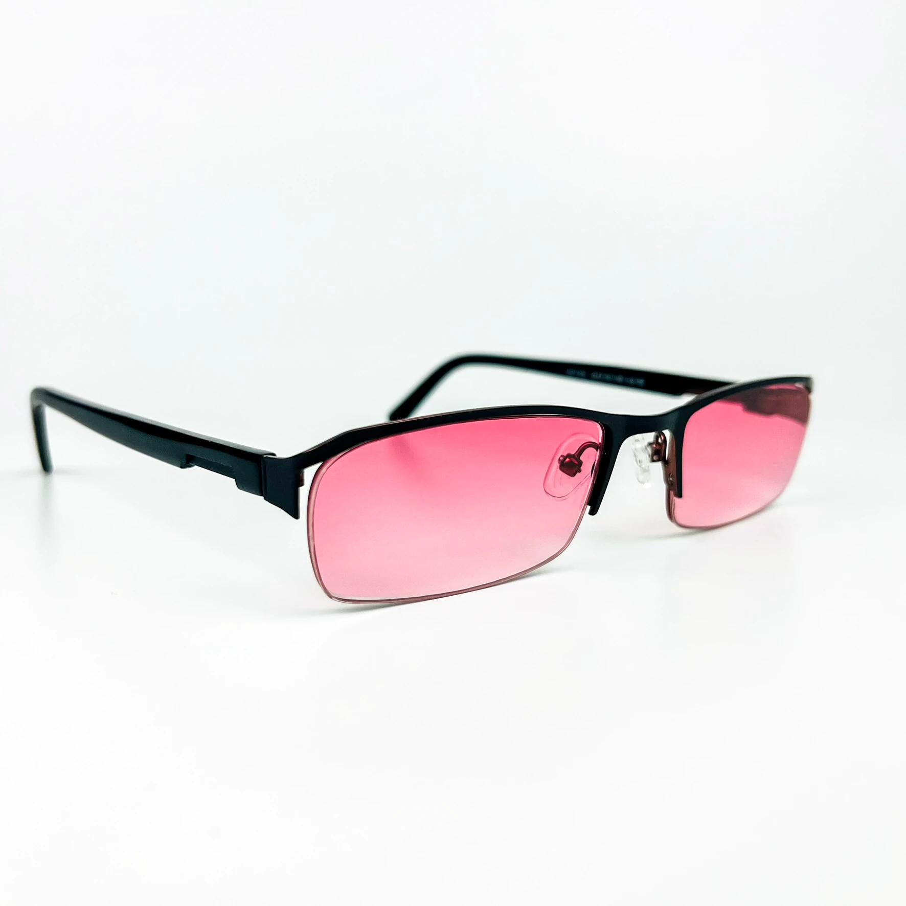 Vintage Güneş Gözlüğü – 2000’ler Retro – Siyah Metal Çerçeve, Pembe Degrade Cam
