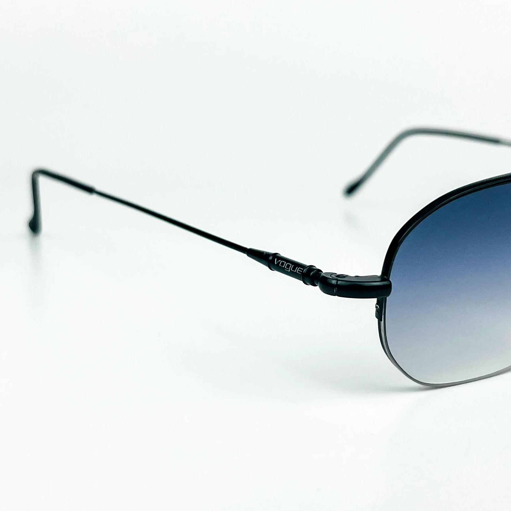 Vintage Güneş Gözlüğü – 90'lar Retro Siyah Metal Çerçeve & Füme Degrade Cam OSV716