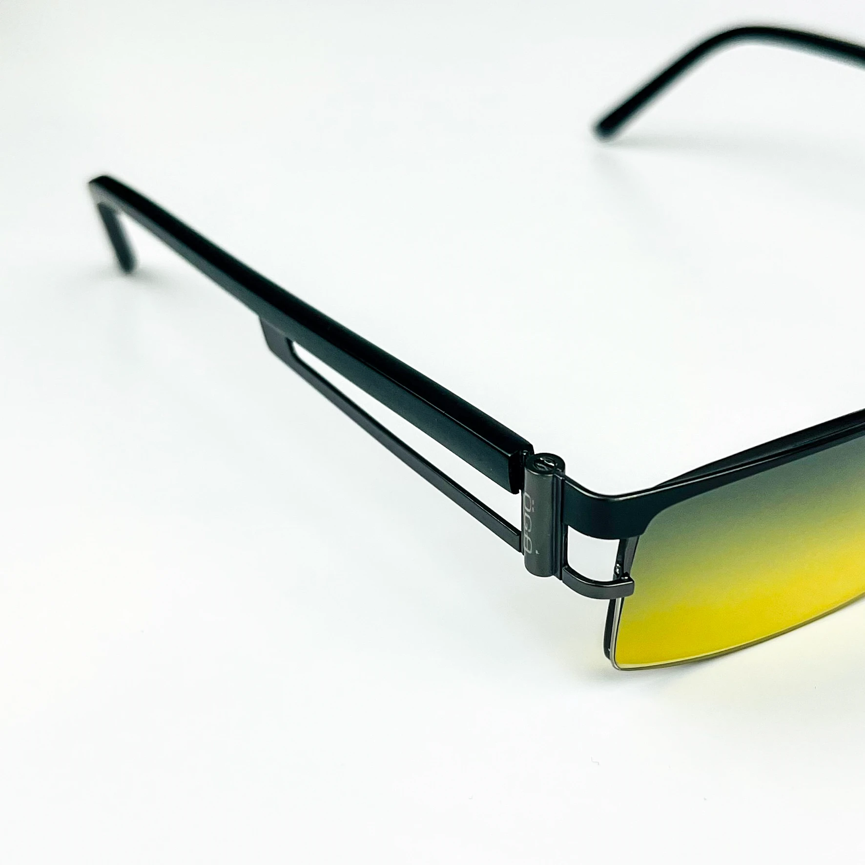 Vintage Güneş Gözlüğü – 2000’ler Retro – Siyah Metal Çerçeve, Yeşil Degrade Cam