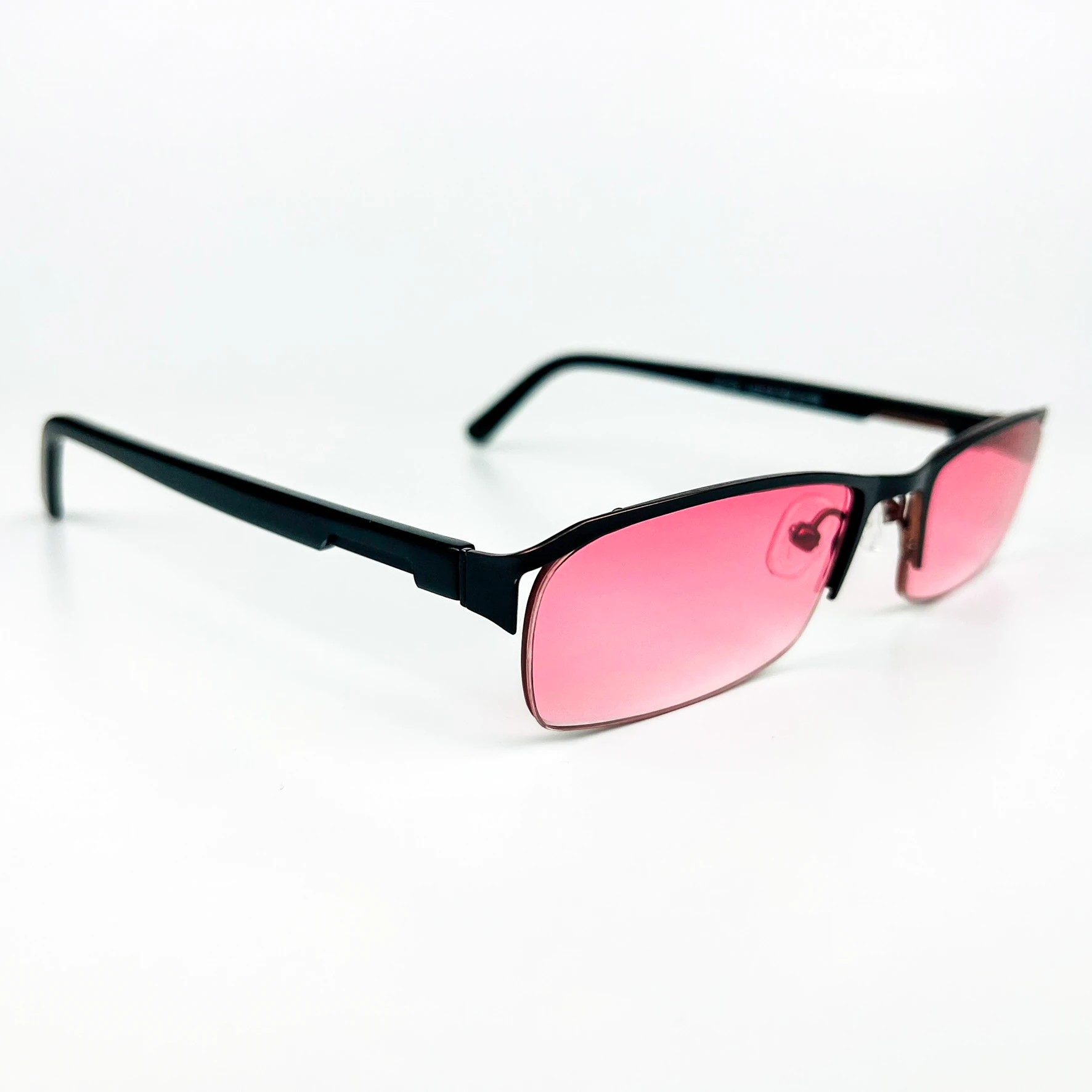 Vintage Güneş Gözlüğü – 2000’ler Retro – Siyah Metal Çerçeve, Pembe Degrade Cam