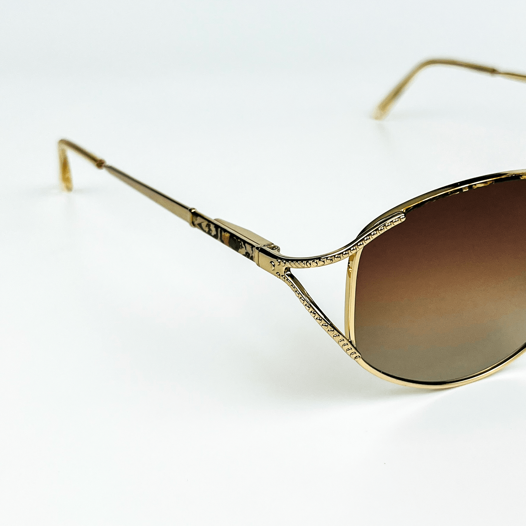 Vintage Güneş Gözlüğü – Kahverengi Degrade Camlı Retro Model – Desenli Saplı Gold Çerçeve OSV606
