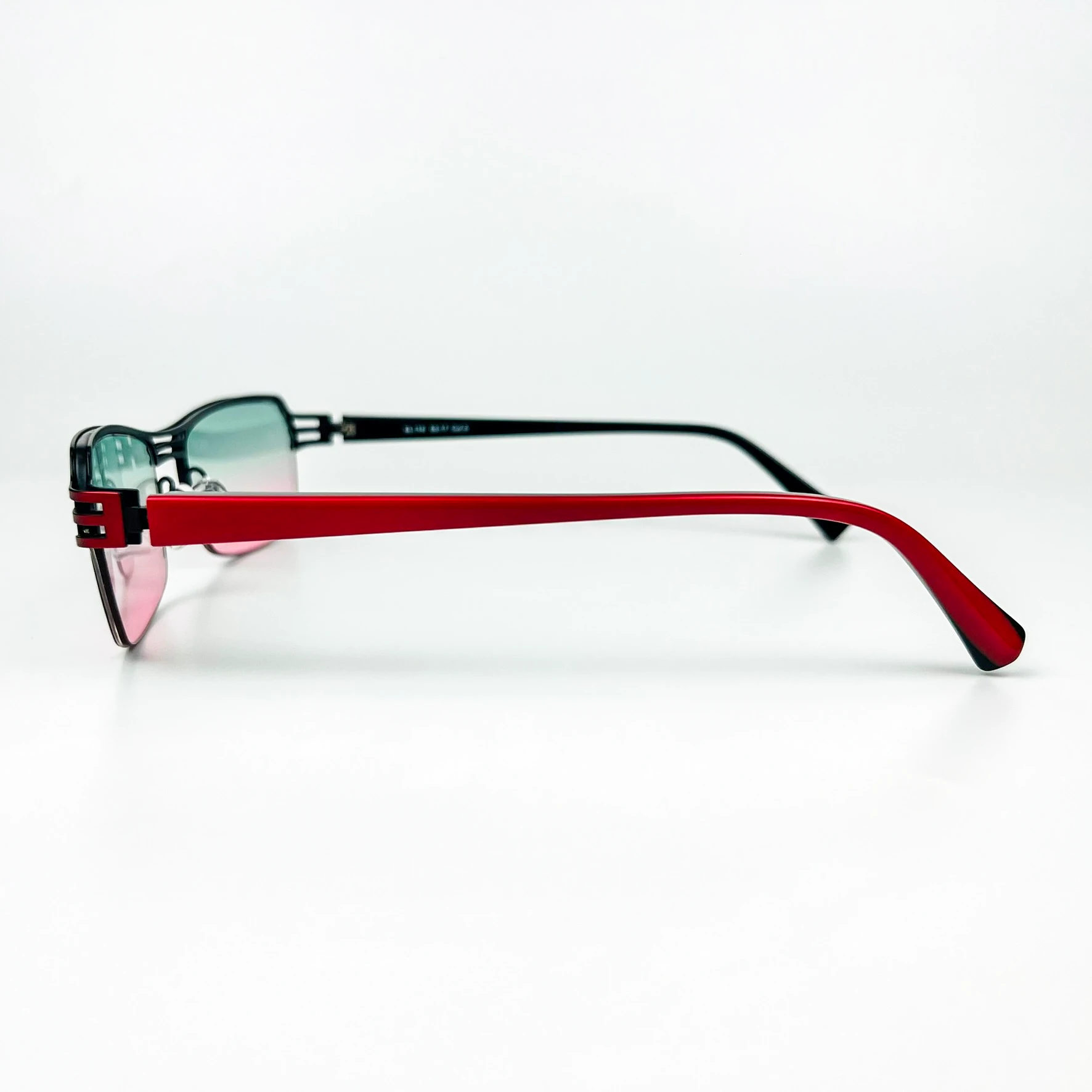 Vintage Güneş Gözlüğü – 2000’ler Retro – Kırmızı Metal Çerçeve, Yeşil-Pembe Degrade Cam