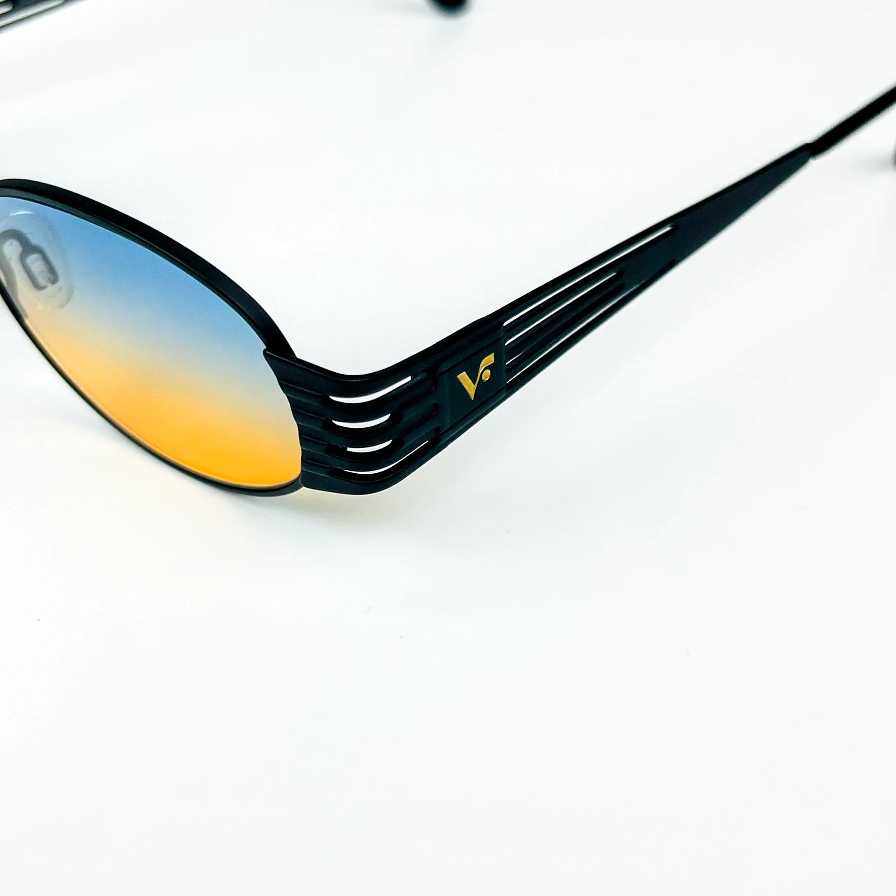 Vintage Güneş Gözlüğü – 90’lar Retro – Siyah Metal Çerçeve, Mavi-Turuncu Degrade Cam