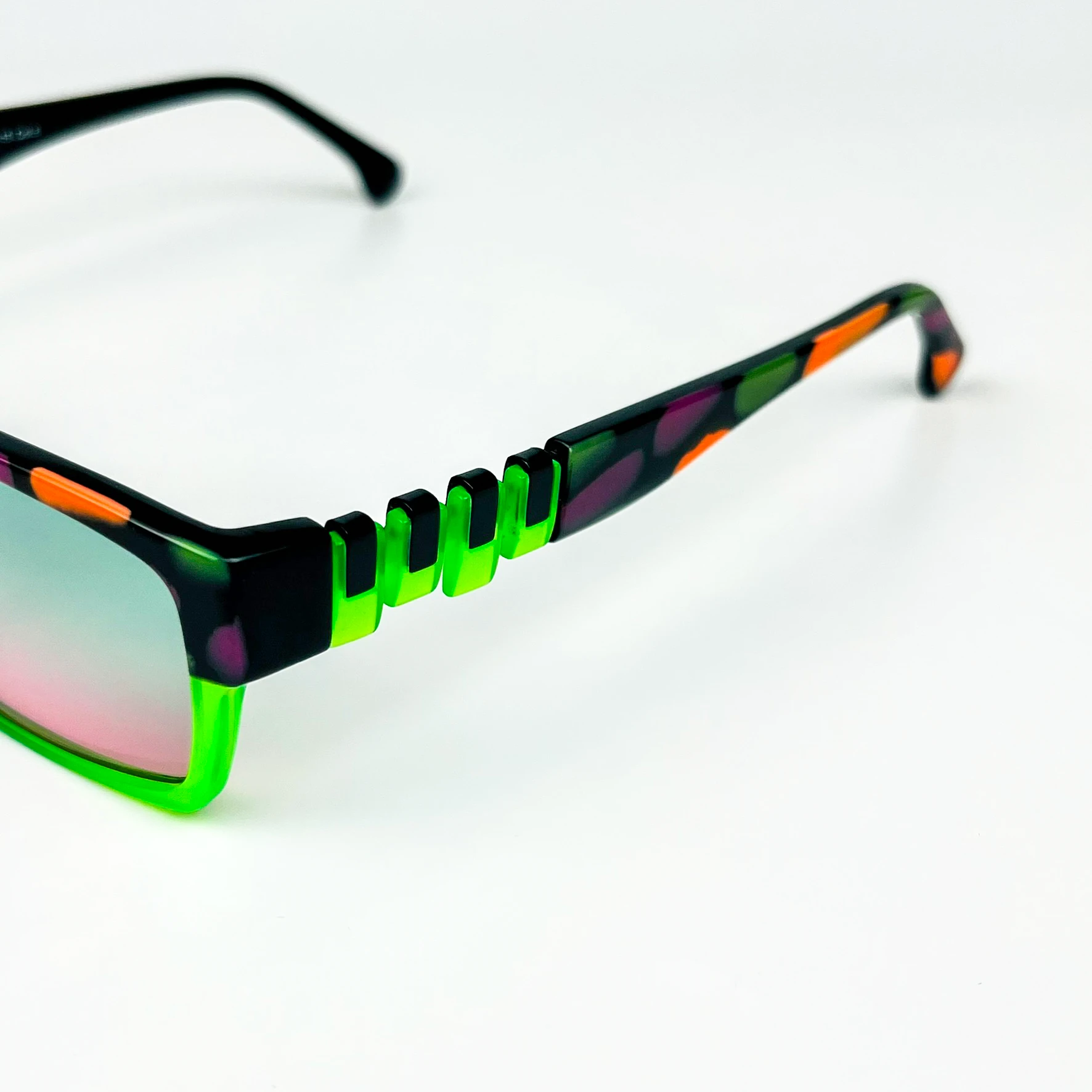 Vintage Güneş Gözlüğü – 2000’ler Retro – Desenli Kemik Çerçeve, Yeşil-Mor Degrade Cam