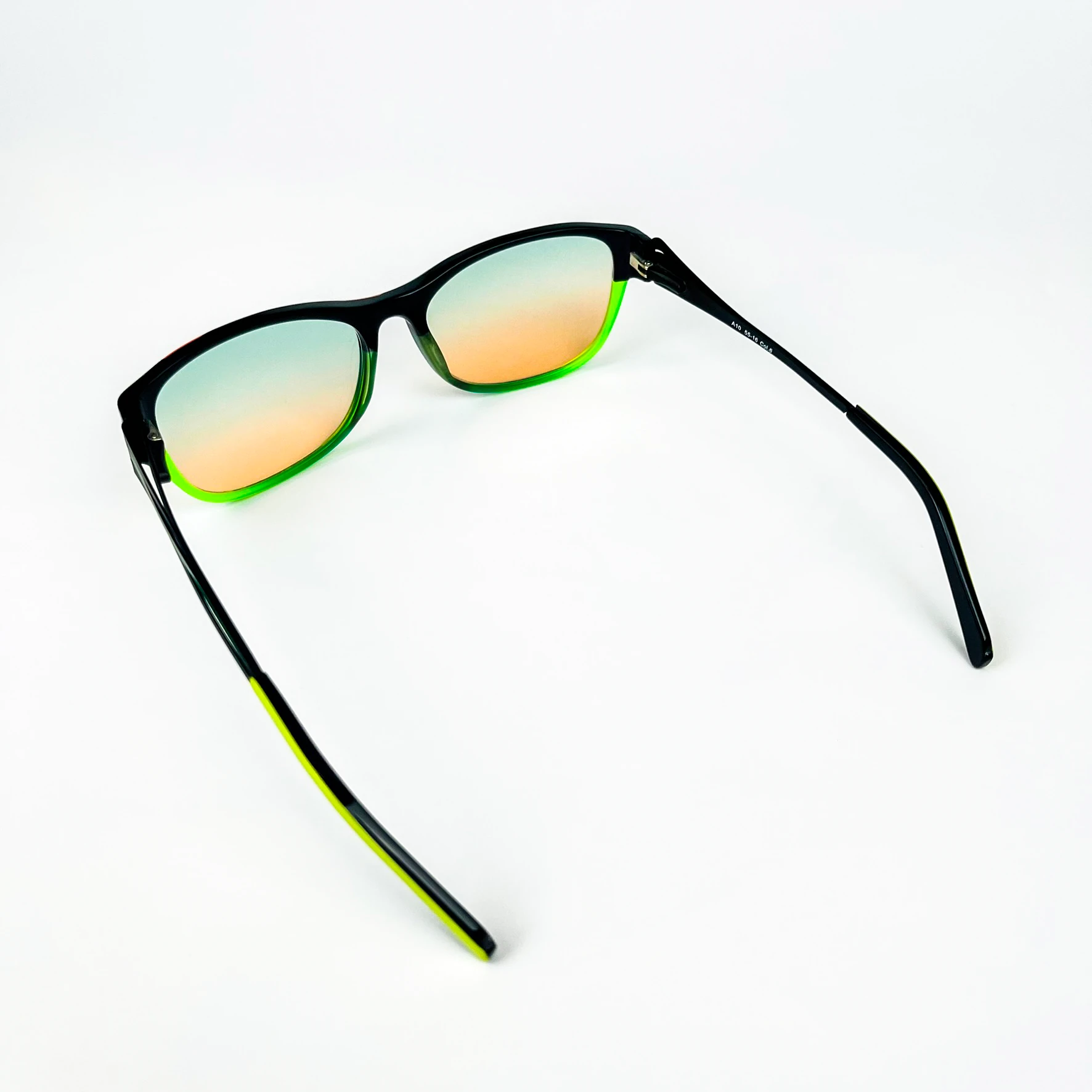 Vintage Güneş Gözlüğü – 2000’ler Retro – Desenli Kemik Çerçeve, Yeşil-Turuncu Degrade Cam