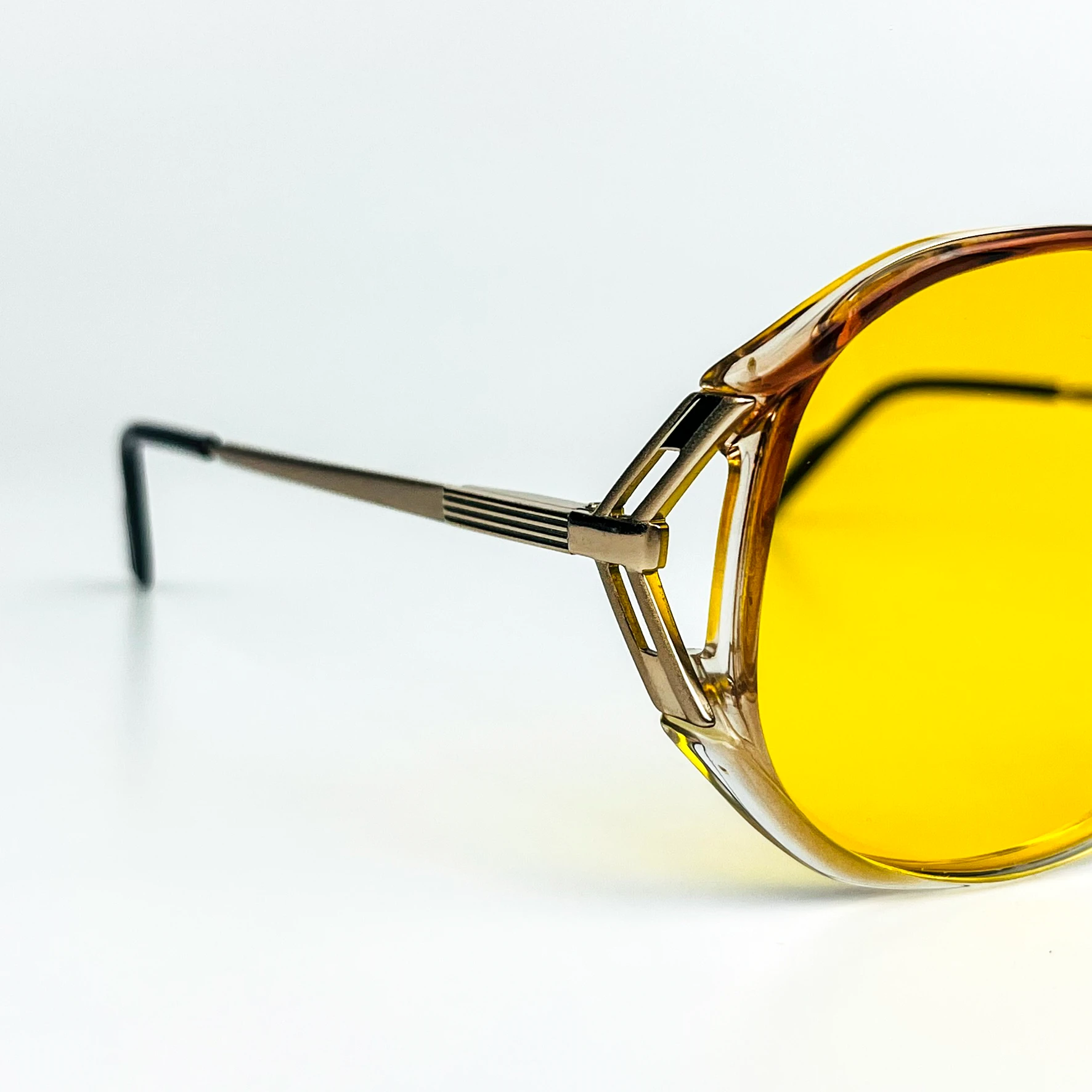 Vintage Güneş Gözlüğü – 70’ler Retro Şeffaf Kahverengi Kemik Çerçeve & Sarı Polarize Camlı Gözlük OSV713