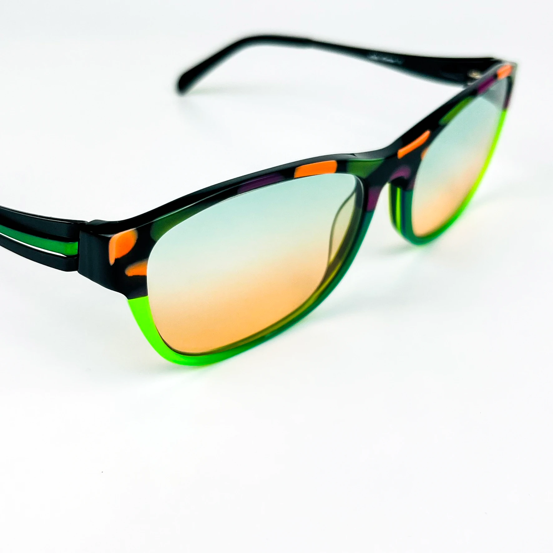 Vintage Güneş Gözlüğü – 2000’ler Retro – Desenli Kemik Çerçeve, Yeşil-Turuncu Degrade Cam