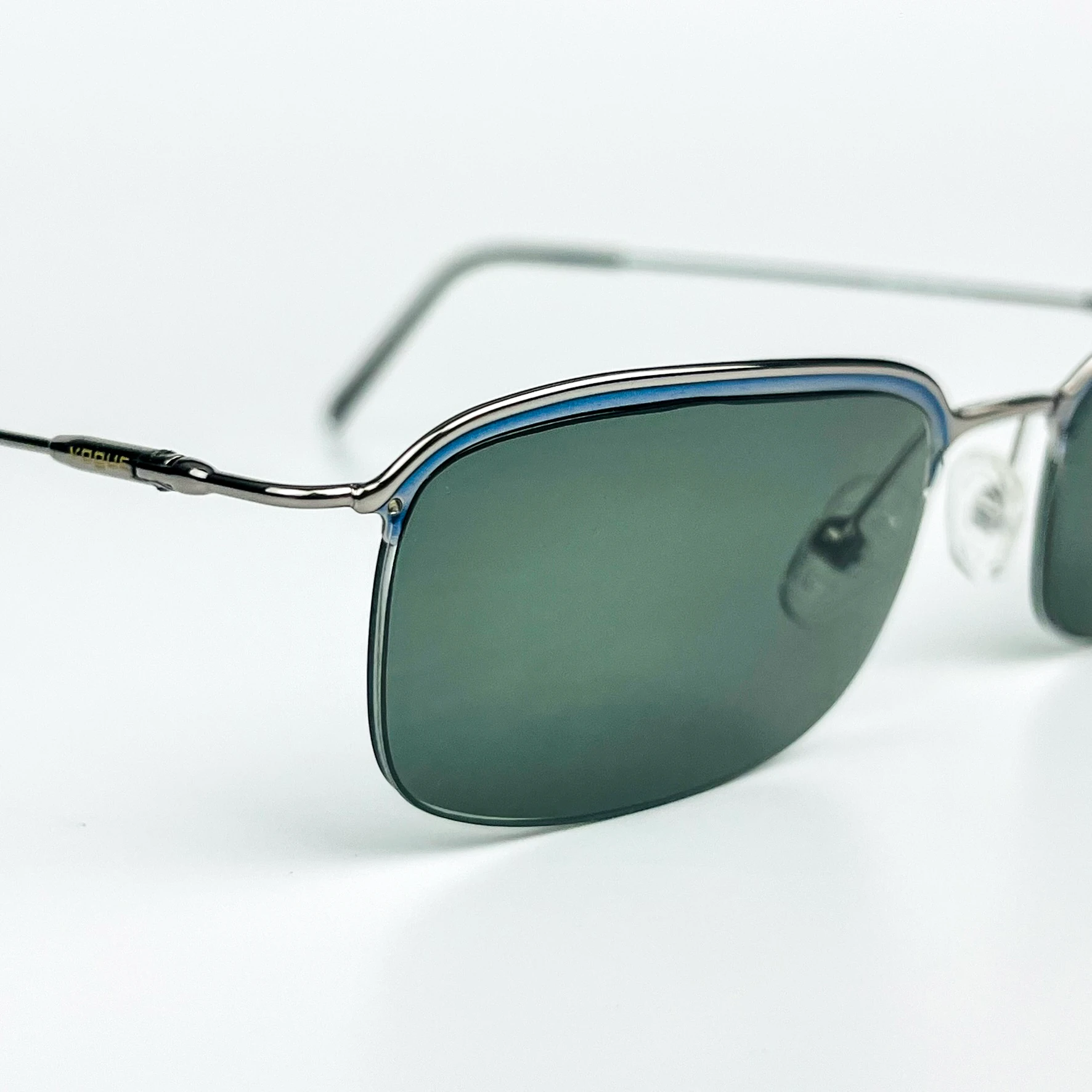 Vintage Güneş Gözlüğü – 90’lar Retro Gümüş Metal Çerçeve & Füme Yeşil Camlı Gözlük OSV711