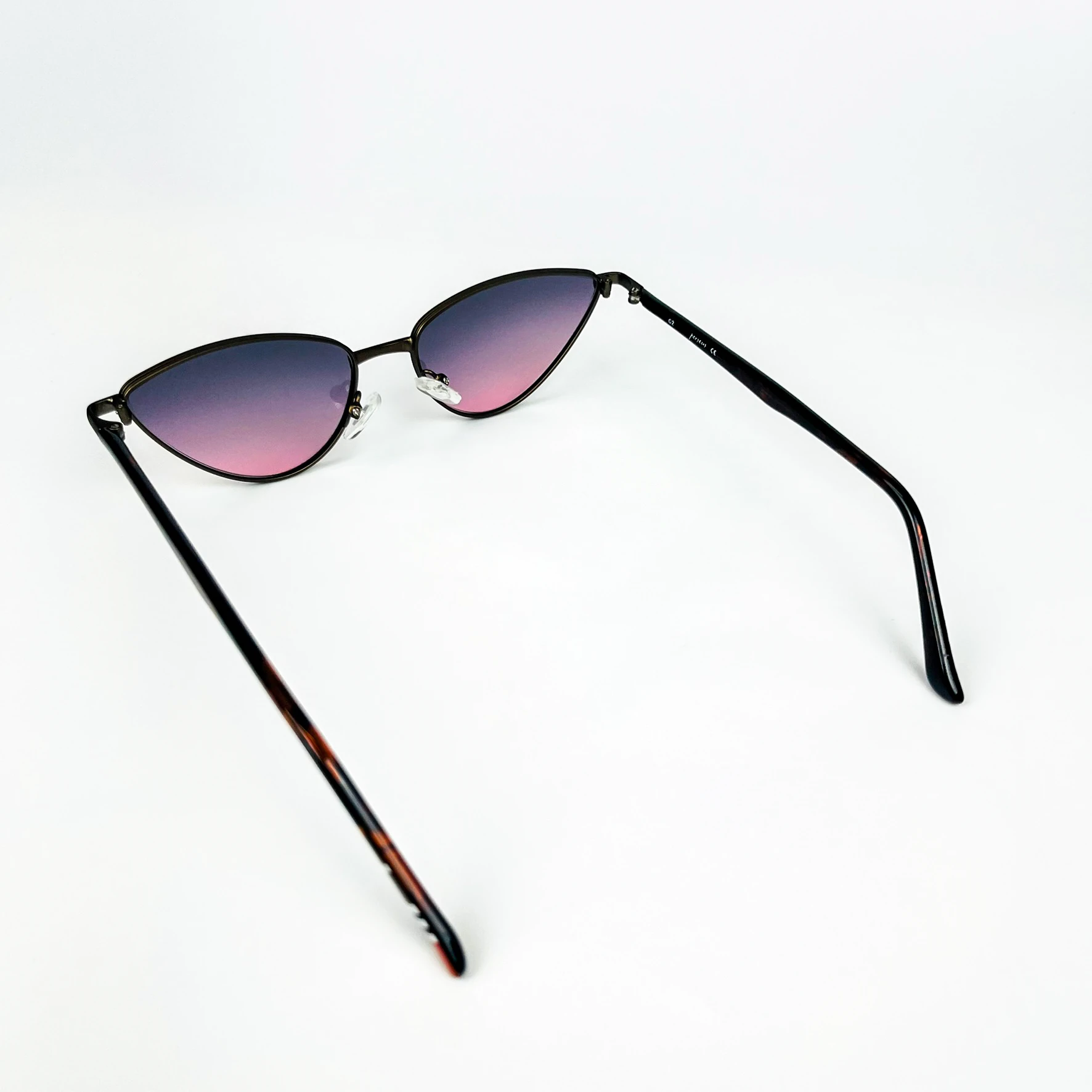 Vintage Güneş Gözlüğü – 2000’ler Retro – Kırmızı Metal Çerçeve, Mor Degrade Cam