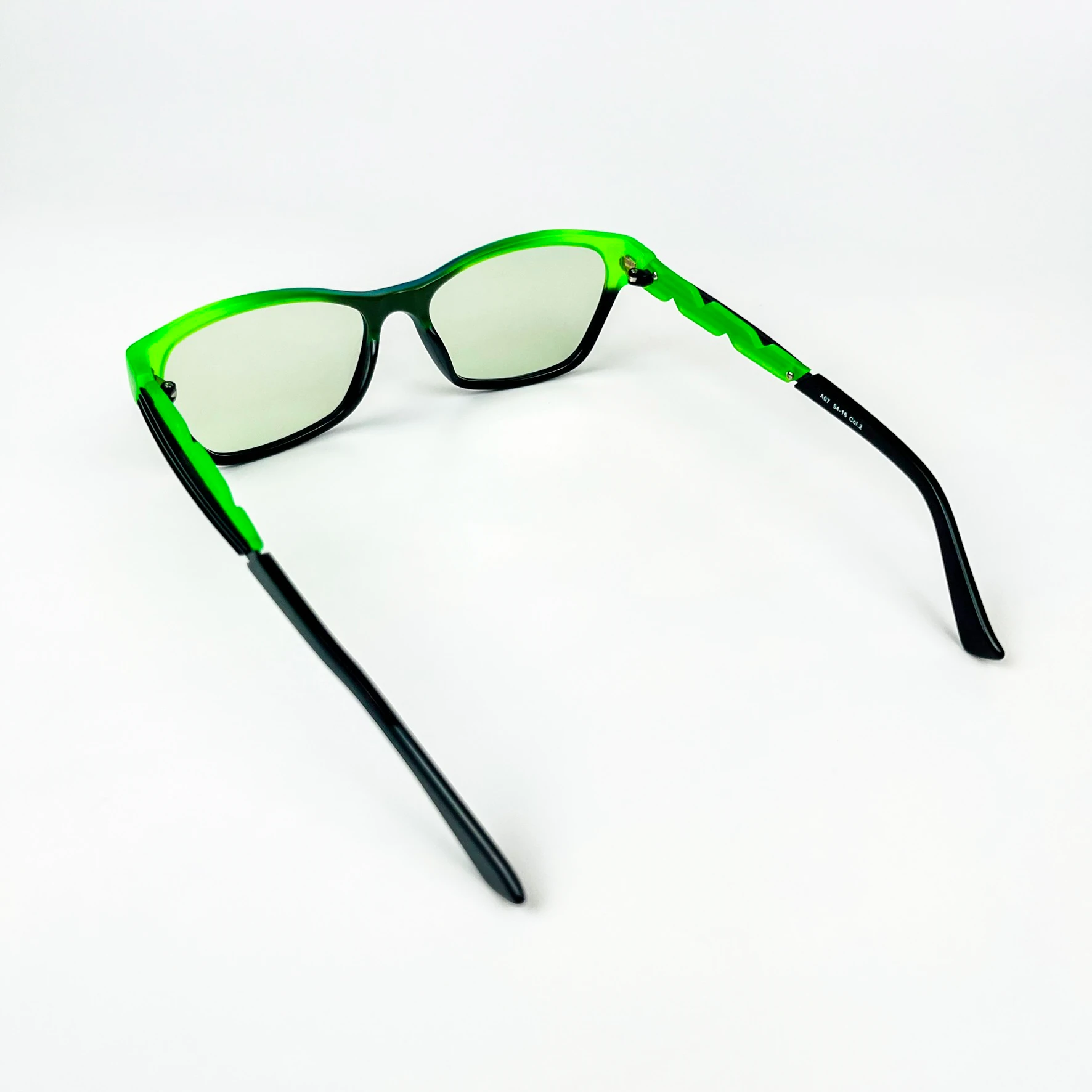 Vintage Güneş Gözlüğü – 2000’ler Retro – Kemik Çerçeve, Açık Yeşil Cam