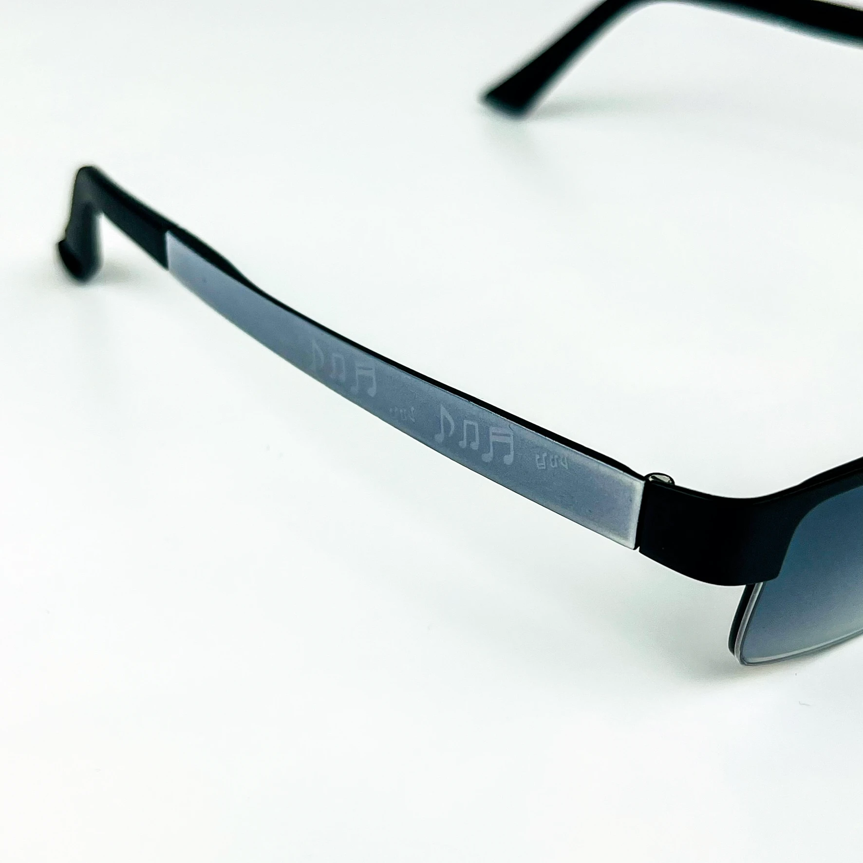 Vintage Güneş Gözlüğü – 2000’ler Retro – Metal Çerçeve, Siyah Degrade Cam