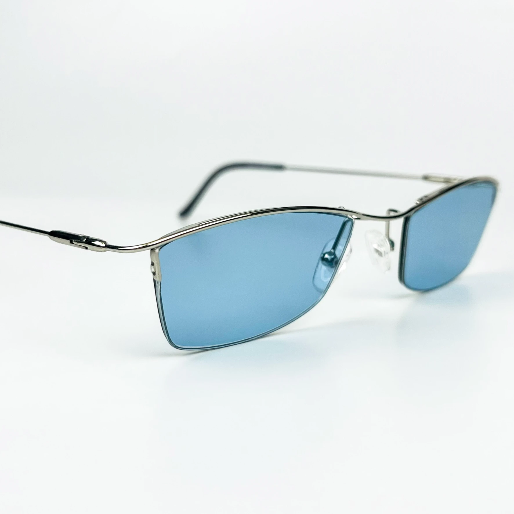 Vintage Güneş Gözlüğü – 90’lar Retro – Gümüş Metal Çerçeve, Mavi Cam