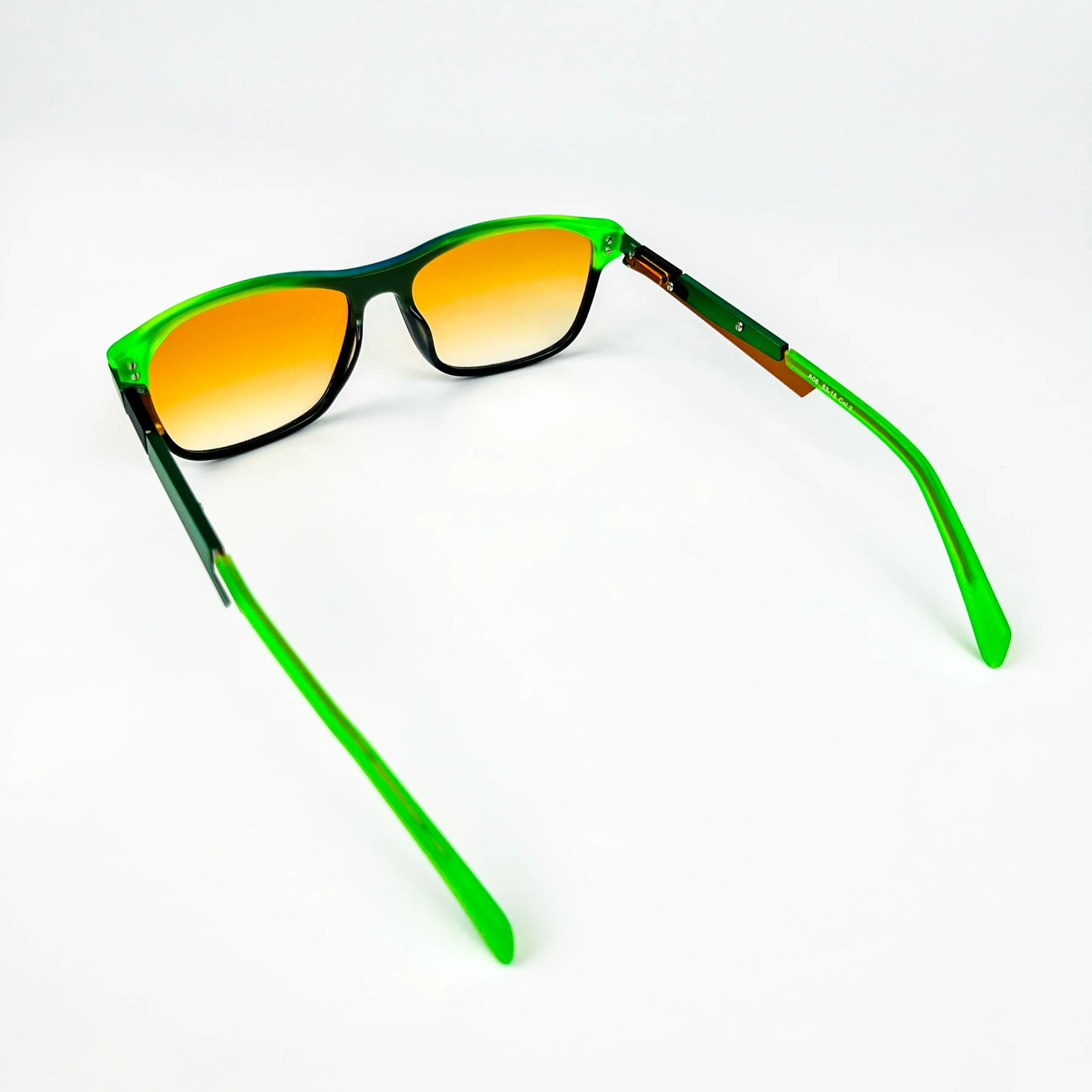 Vintage Güneş Gözlüğü – 2000’ler Retro – Yeşil Kemik Çerçeve, Turuncu Degrade Cam