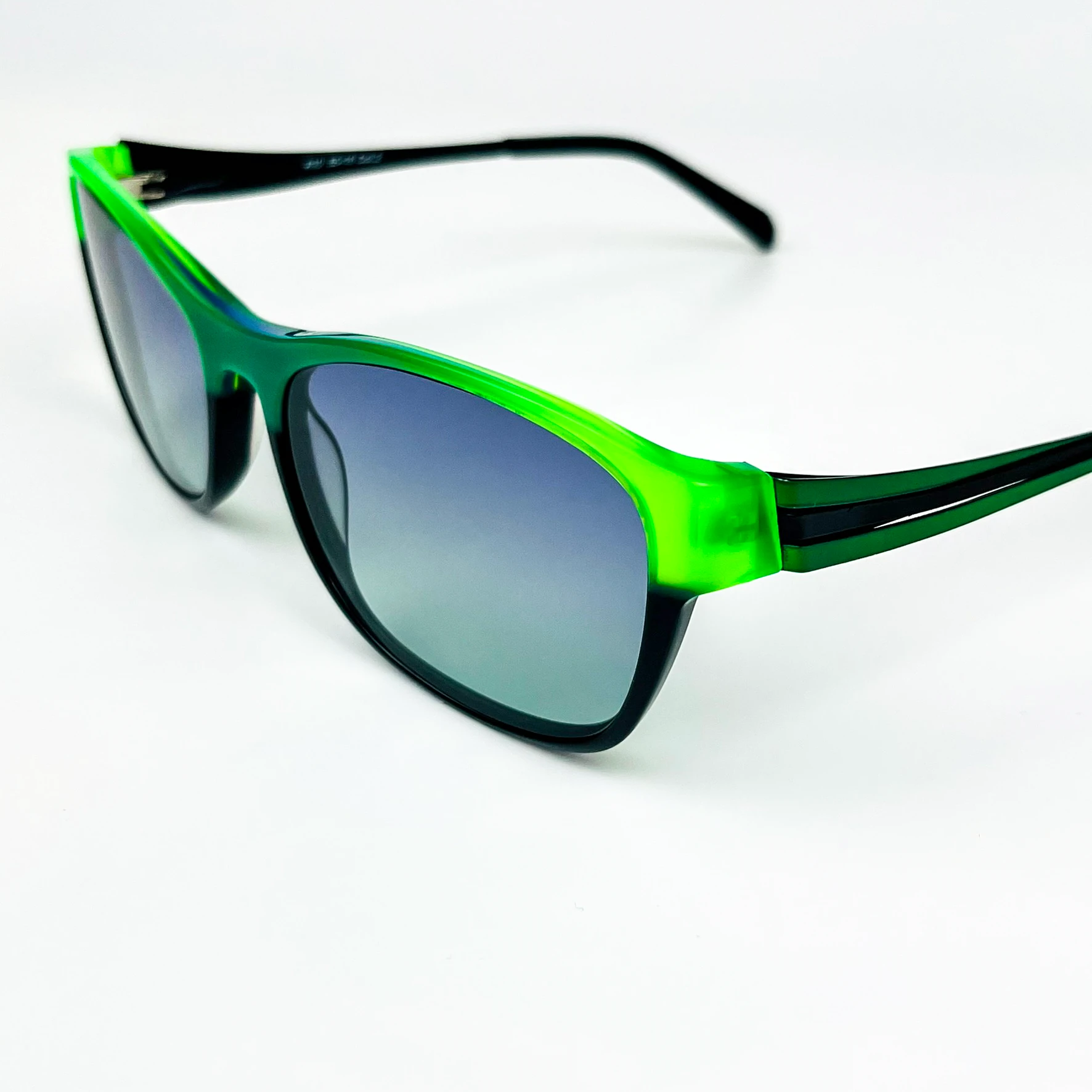 Vintage Güneş Gözlüğü – 2000’ler Retro – Yeşil Kemik Çerçeve, Mor-Mavi Degrade Cam