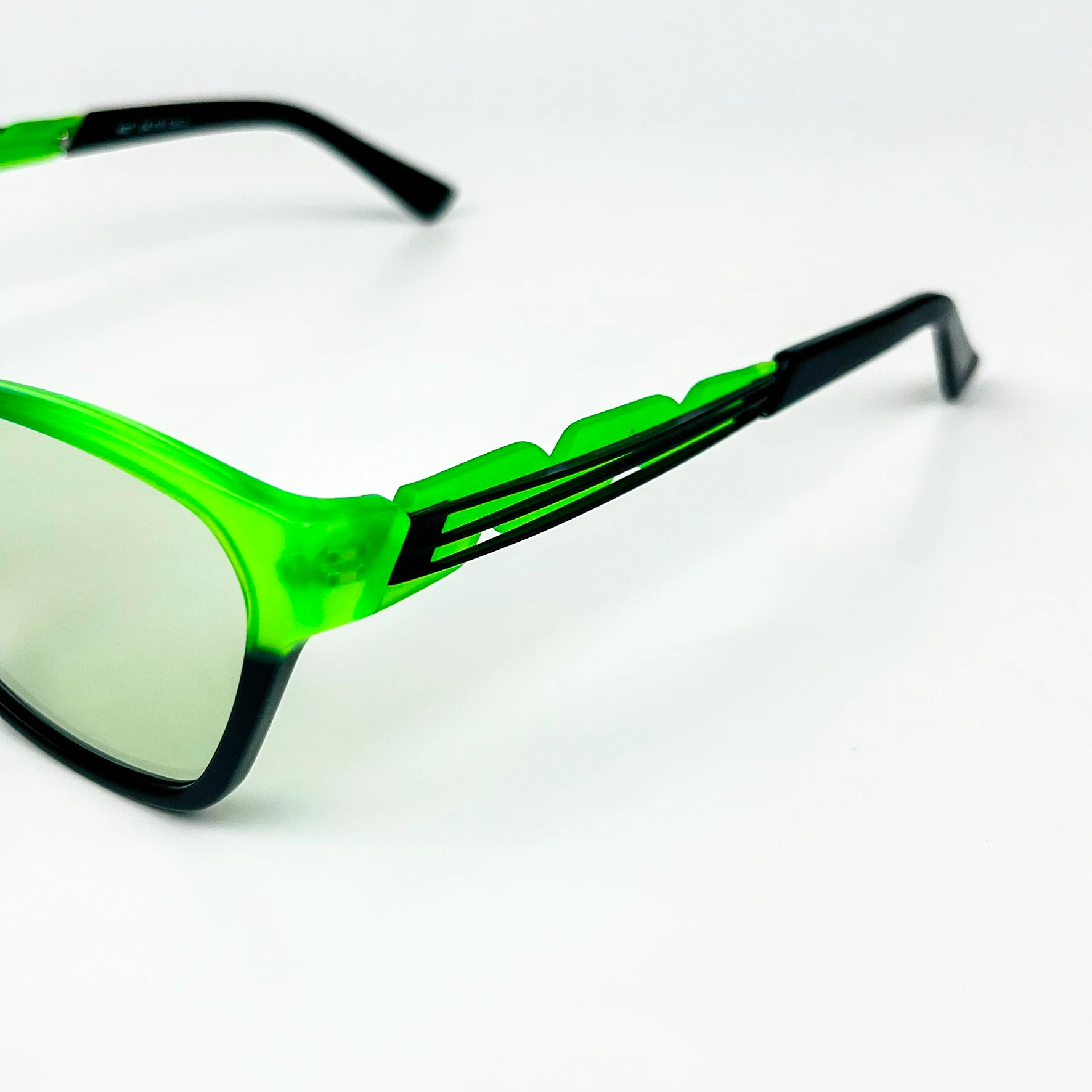 Vintage Güneş Gözlüğü – 2000’ler Retro – Kemik Çerçeve, Açık Yeşil Cam