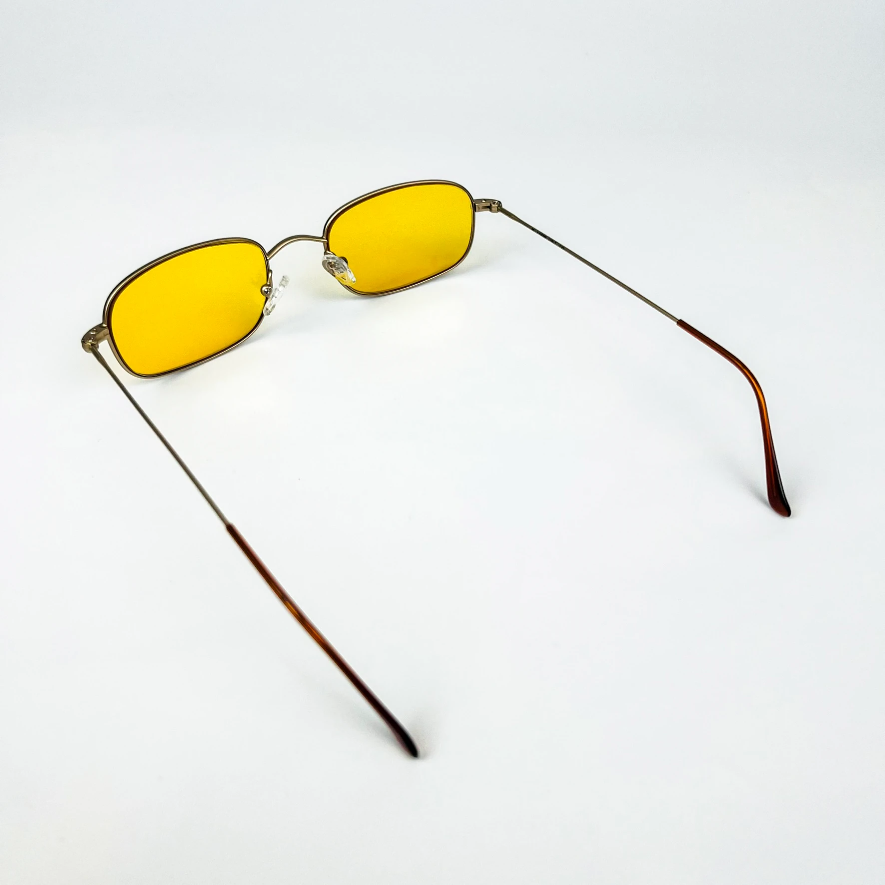 Vintage Güneş Gözlüğü – 90’lar Retro – Gold Metal Çerçeve, Sarı Cam