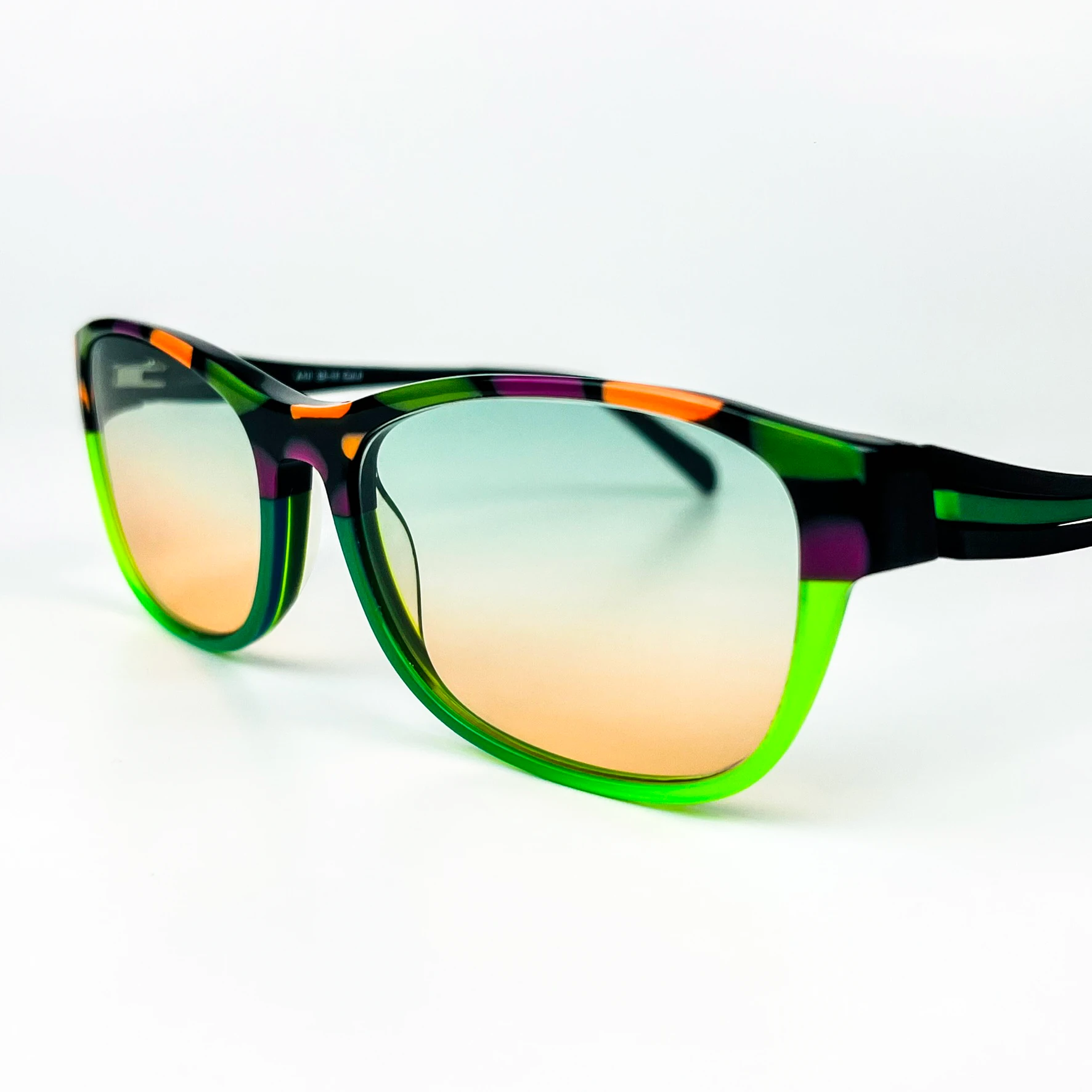 Vintage Güneş Gözlüğü – 2000’ler Retro – Desenli Kemik Çerçeve, Yeşil-Turuncu Degrade Cam