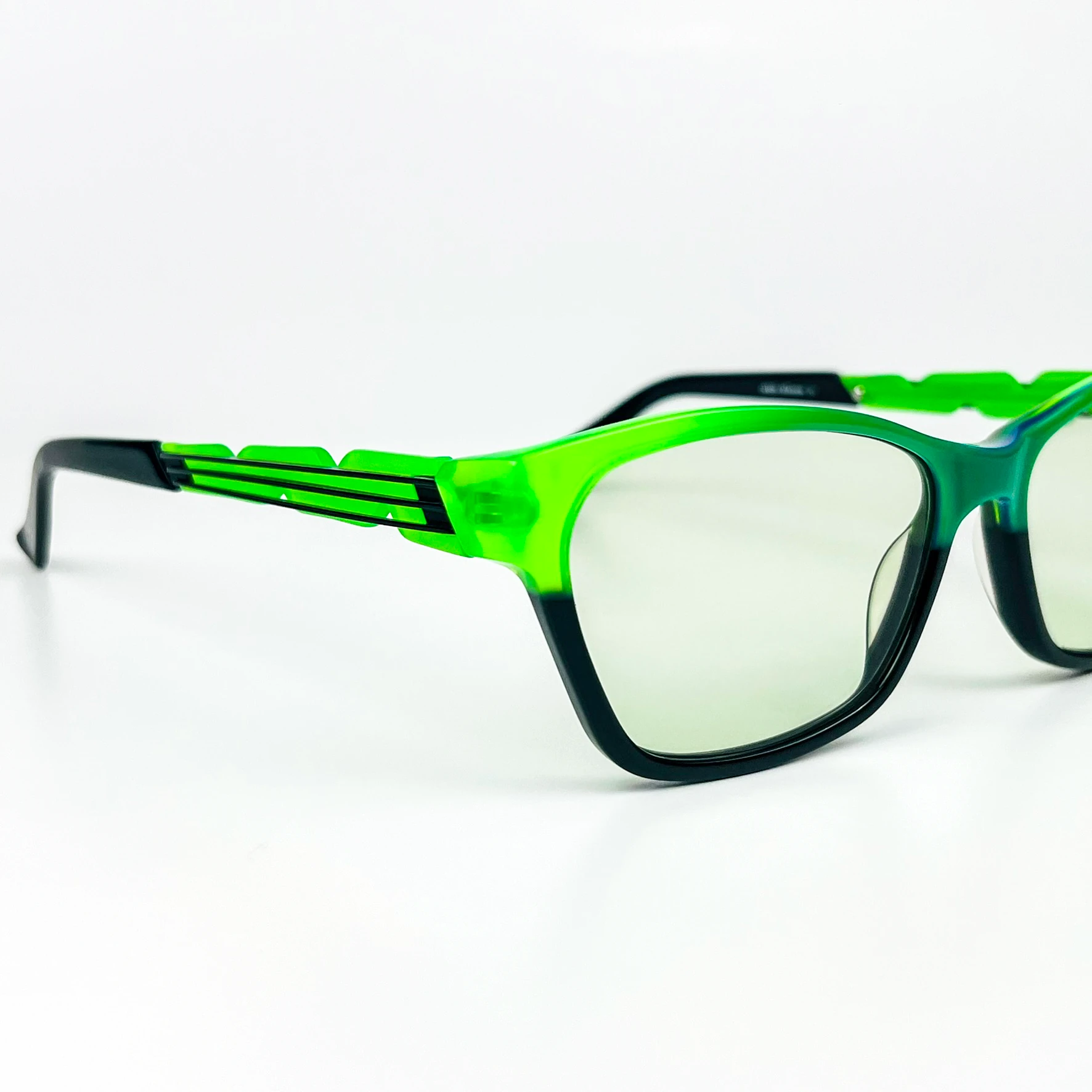 Vintage Güneş Gözlüğü – 2000’ler Retro – Kemik Çerçeve, Açık Yeşil Cam