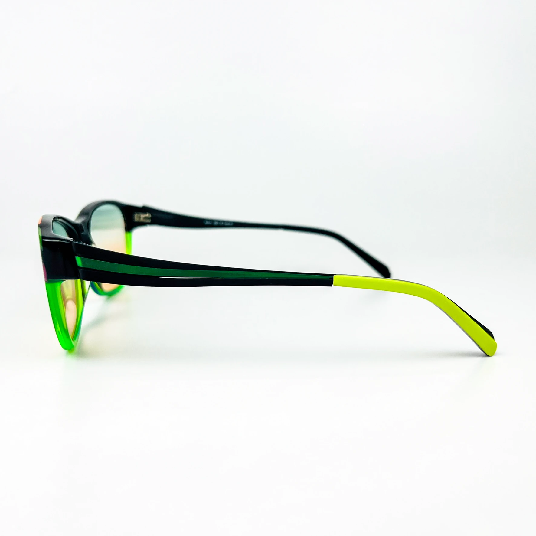 Vintage Güneş Gözlüğü – 2000’ler Retro – Desenli Kemik Çerçeve, Yeşil-Turuncu Degrade Cam