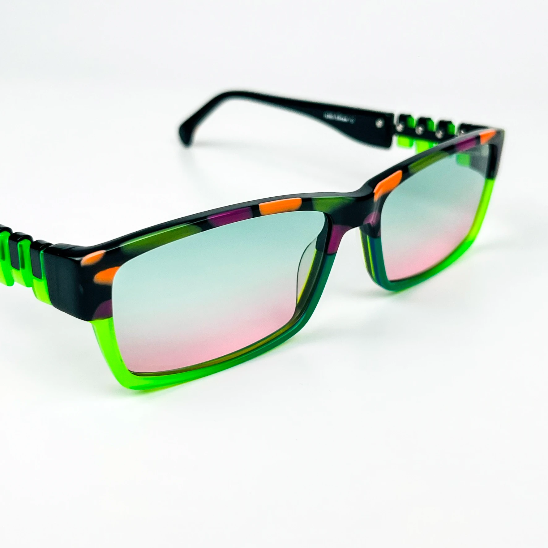 Vintage Güneş Gözlüğü – 2000’ler Retro – Desenli Kemik Çerçeve, Yeşil-Mor Degrade Cam