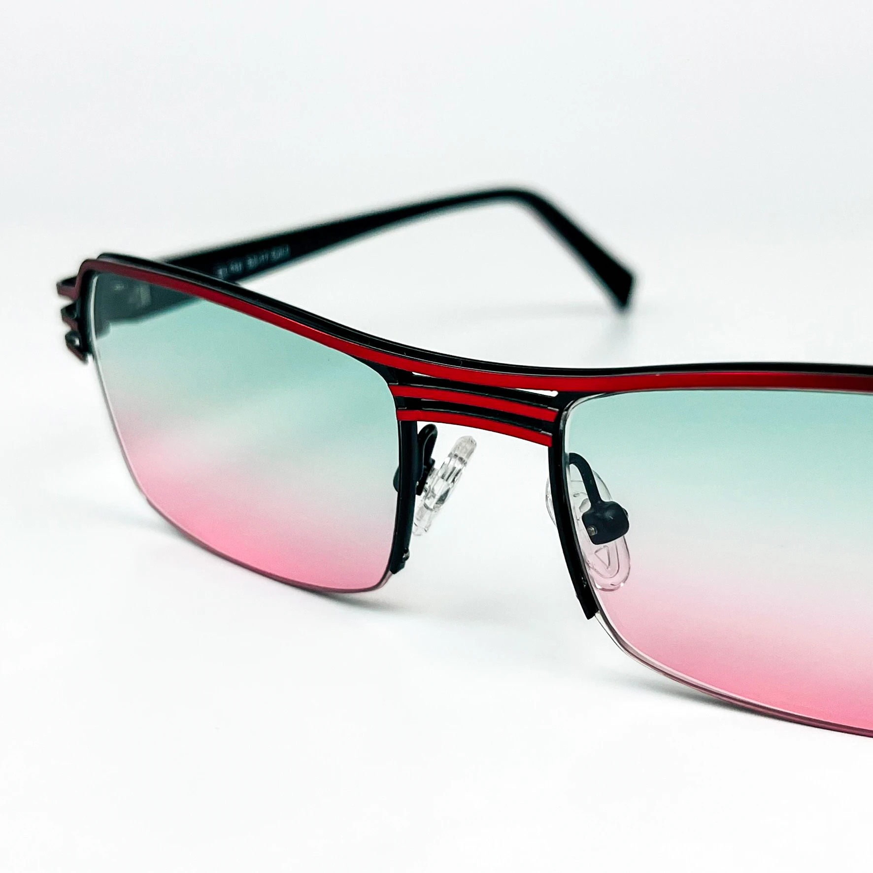 Vintage Güneş Gözlüğü – 2000’ler Retro – Kırmızı Metal Çerçeve, Yeşil-Pembe Degrade Cam