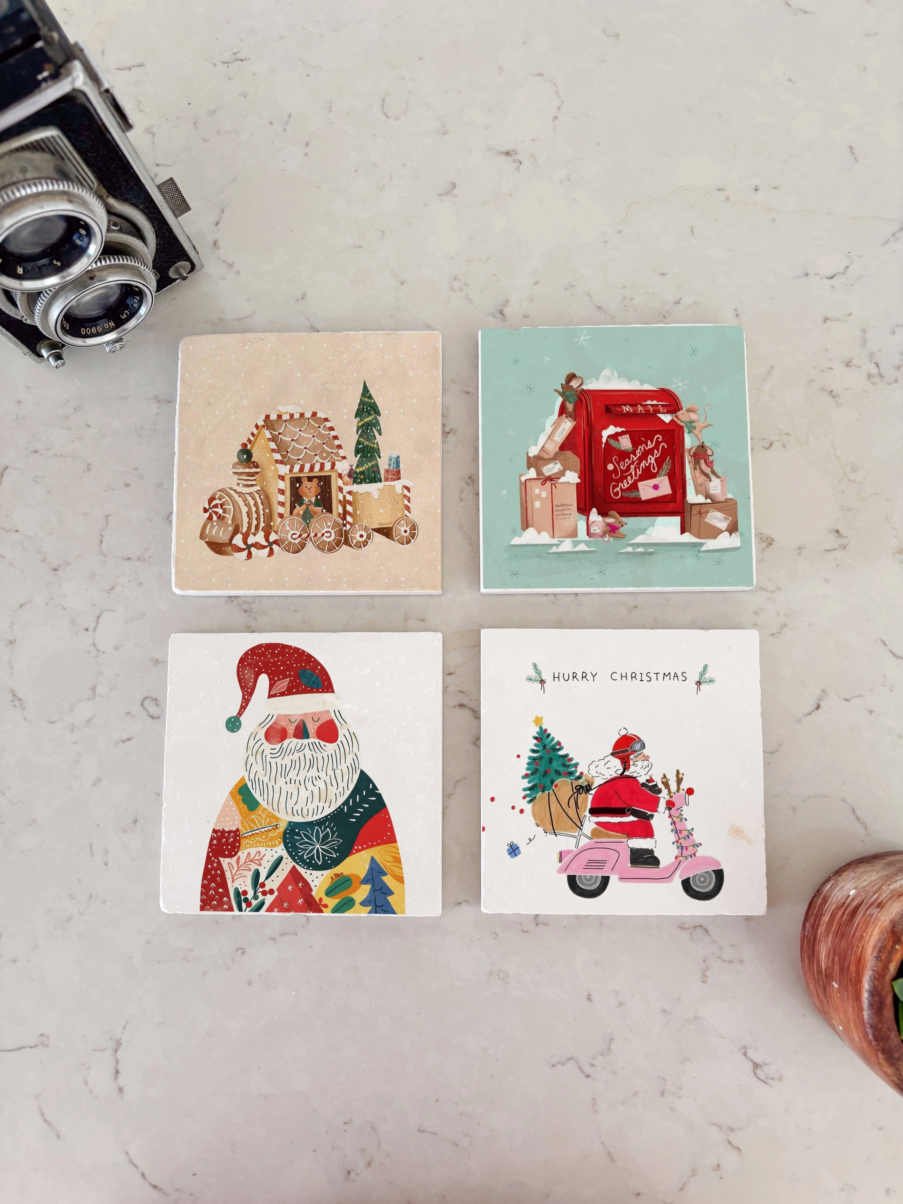 Eğlenceli Noel Baba ve Yılbaşı Temalı Doğal Taş Bardak Altlığı, Zencefilli Ev Desenli, 4’lü