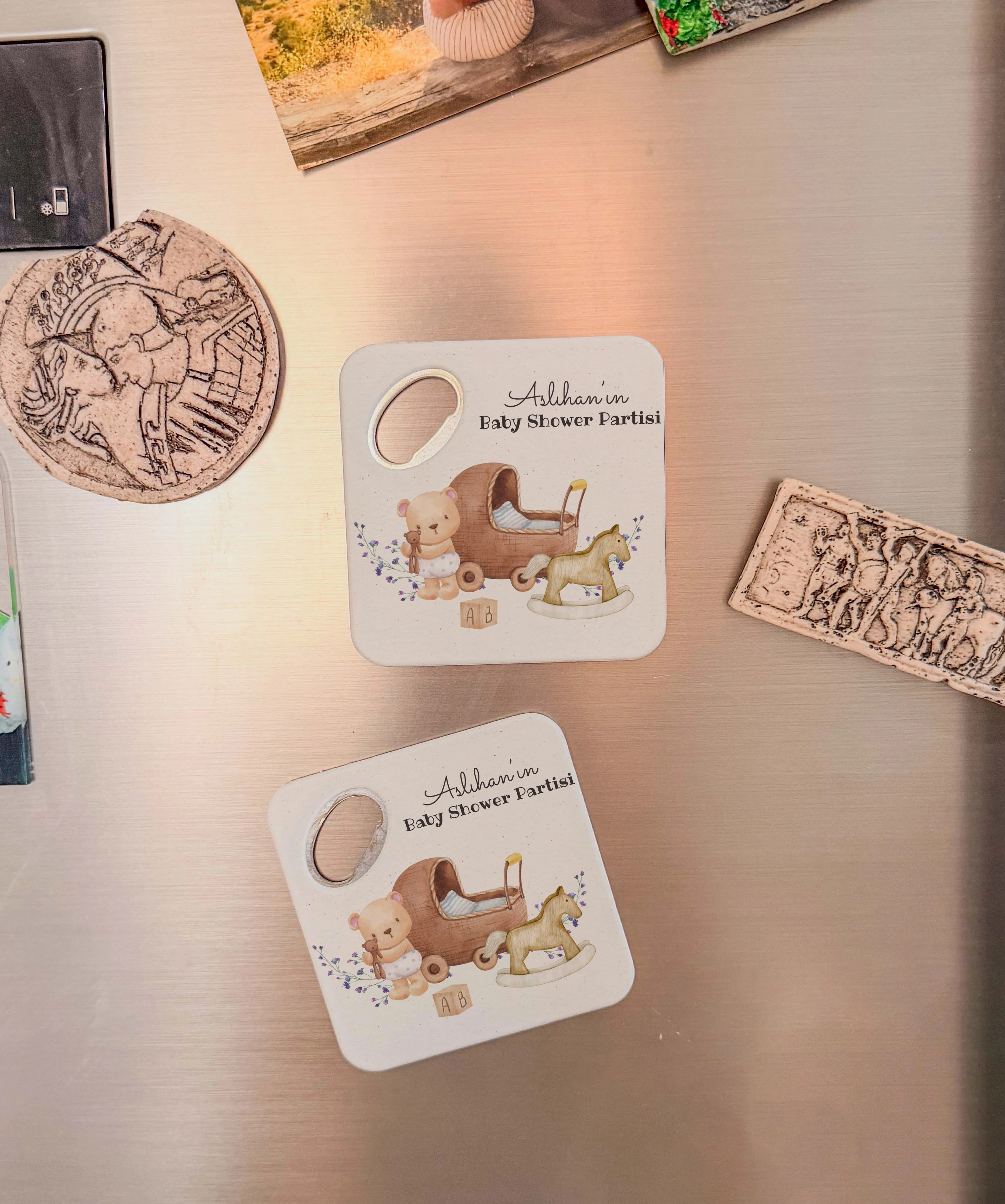 Baby Shower Temalı Ayıcık ve Beşik Desenli Kişiye Özel Magnet Açacak Bardak Altlığı, 8x8 cm, 20 Adet