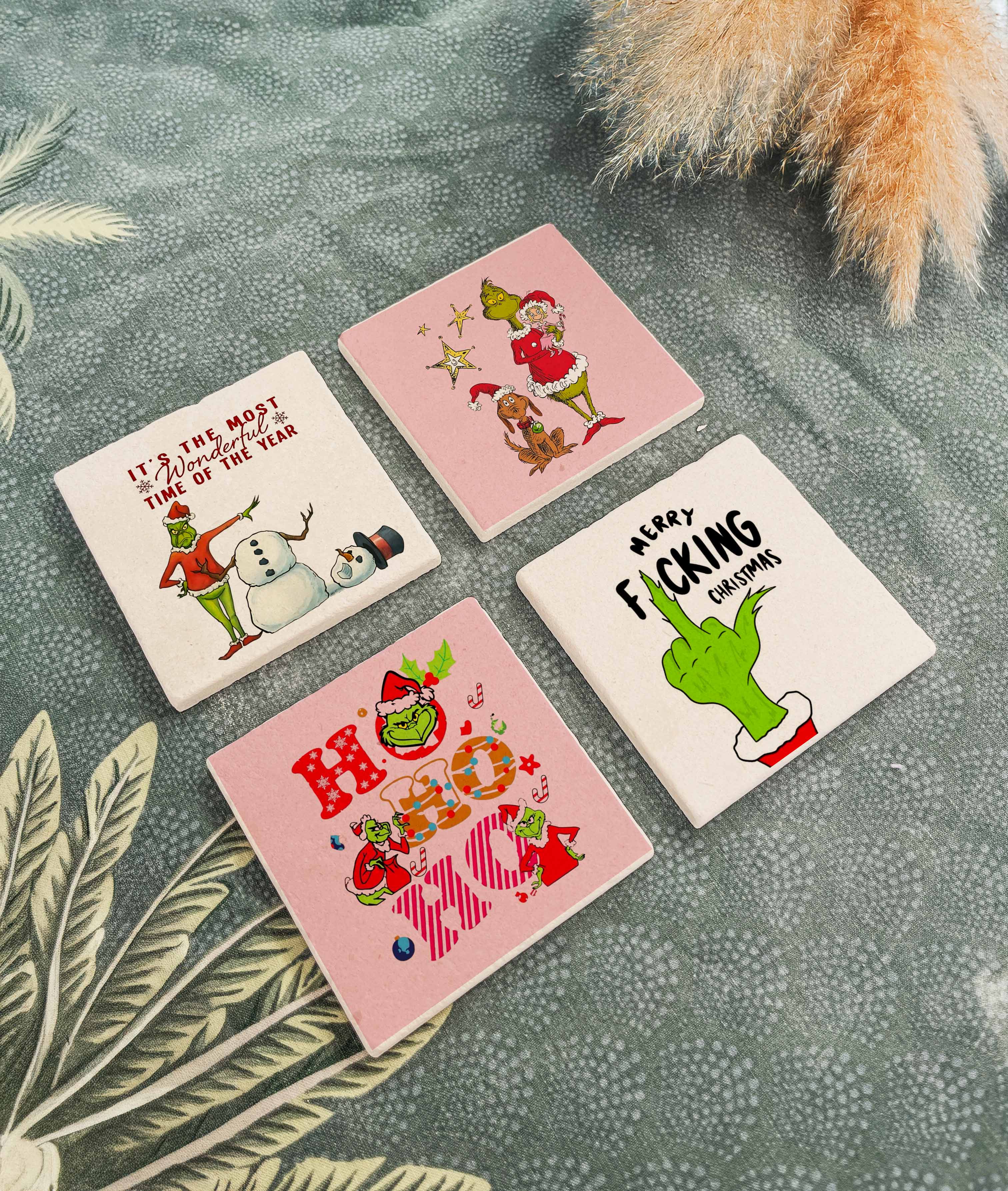 Grinch Temalı Doğal Taş Bardak Altlığı, Eğlenceli Noel Tasarımı, Yılbaşı Hediyesi, 4’lü