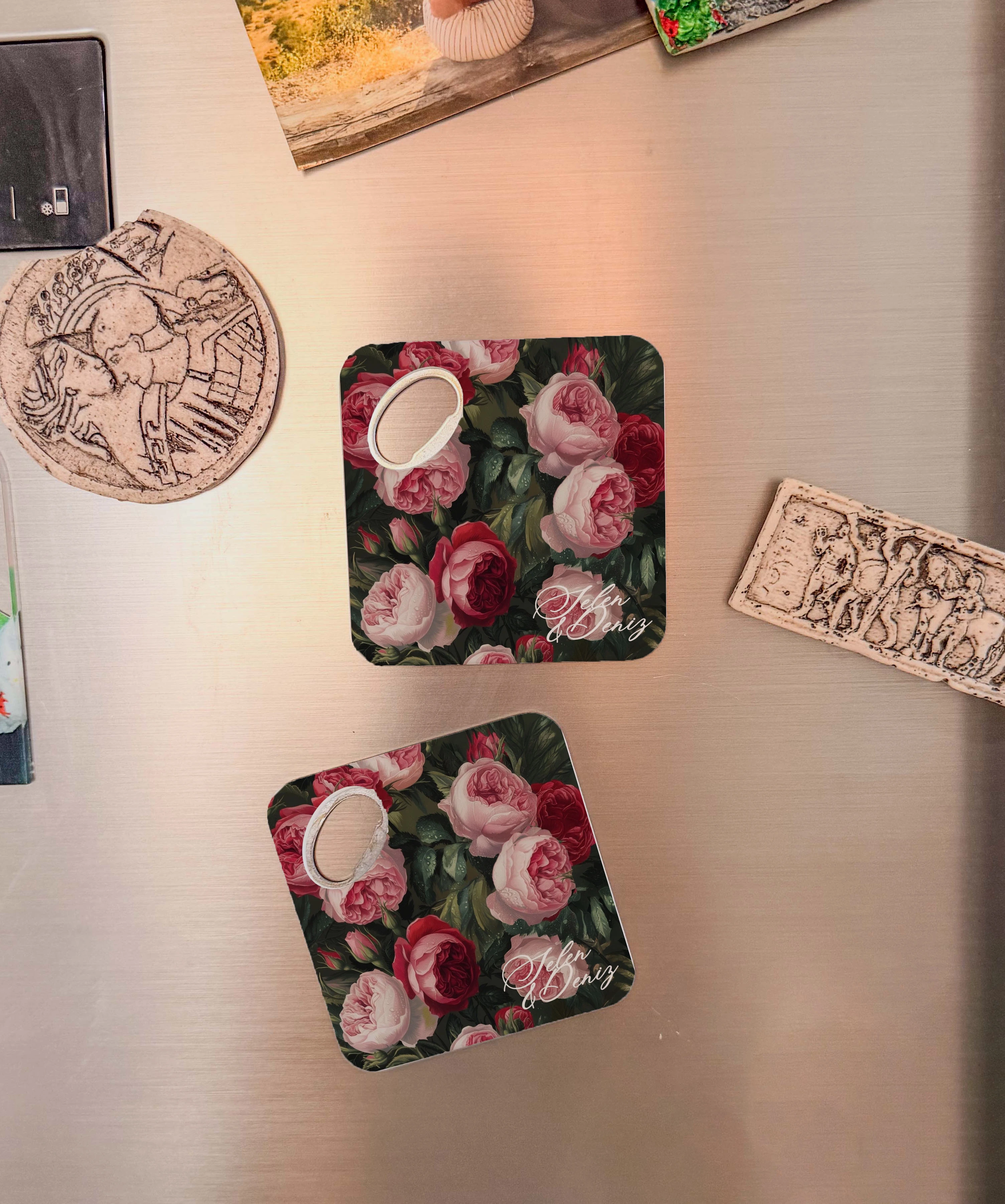 Koyu zemin pembe gül çiçek desenli kişiye özel magnet açacak bardak altlığı düğün nişan 20 adet