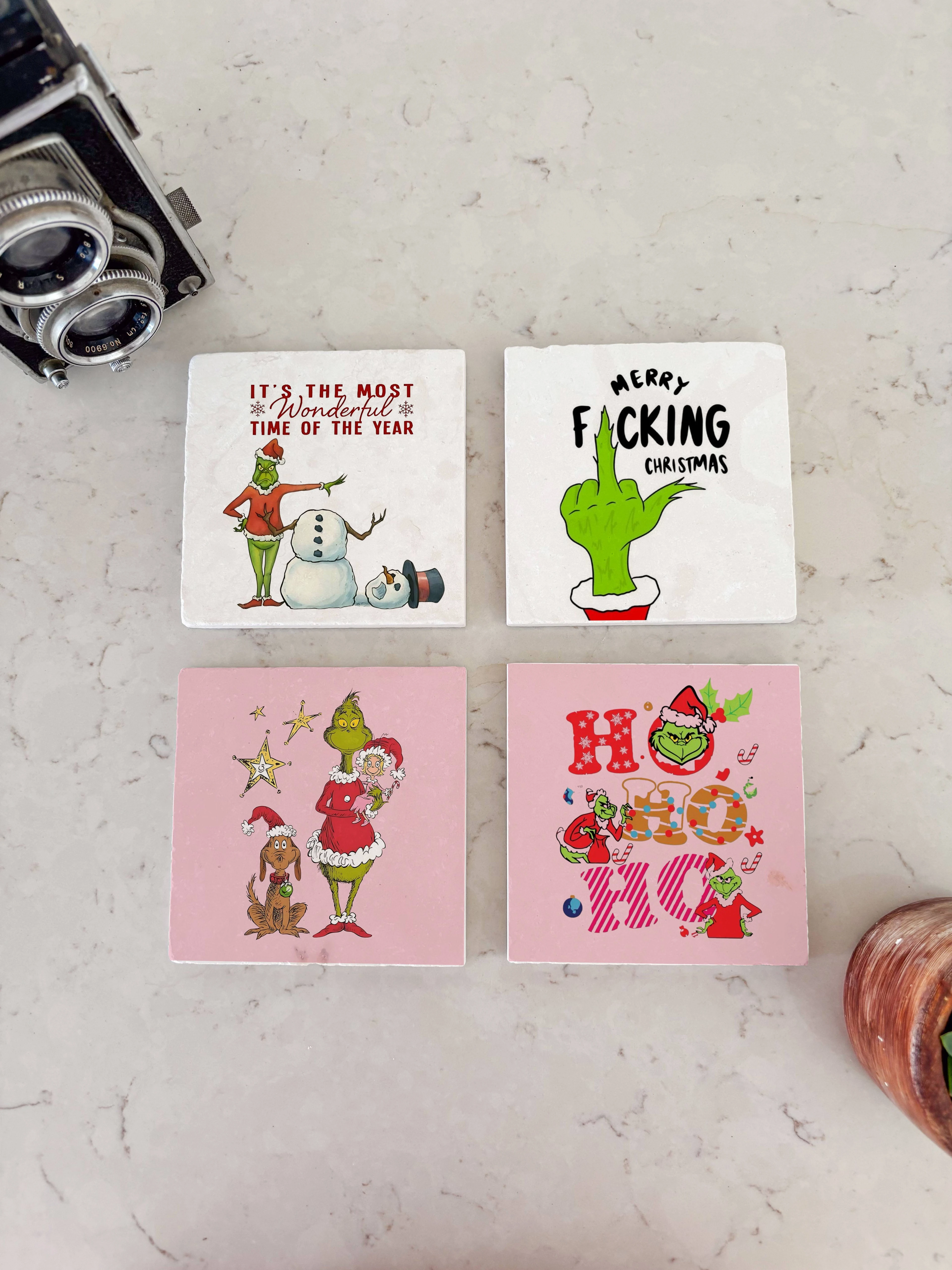 Grinch Temalı Doğal Taş Bardak Altlığı, Eğlenceli Noel Tasarımı, Yılbaşı Hediyesi, 4’lü