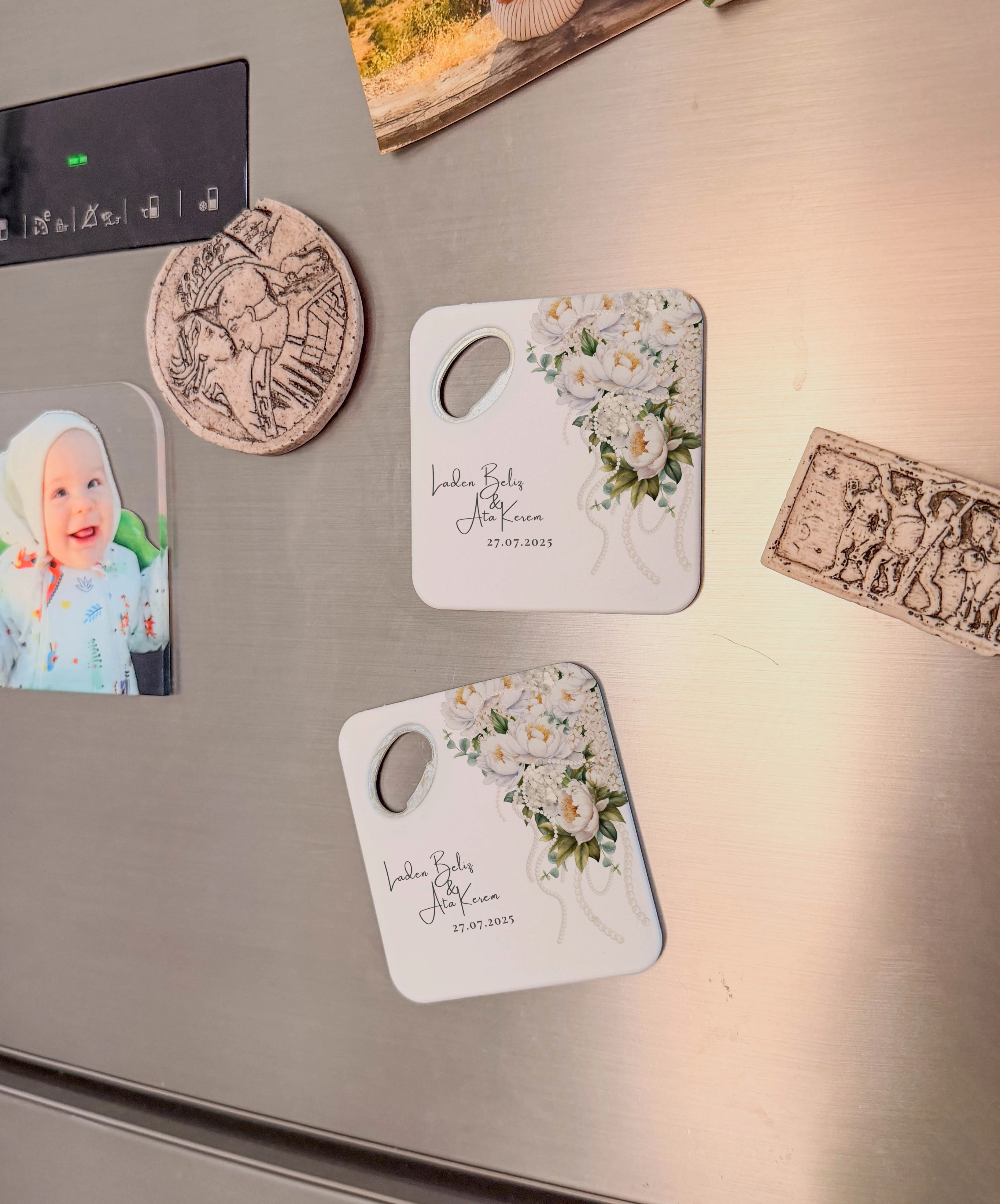 Beyaz çiçek buketli zarif tasarım doğal taş magnet açacak & bardak altlığı 20 adet