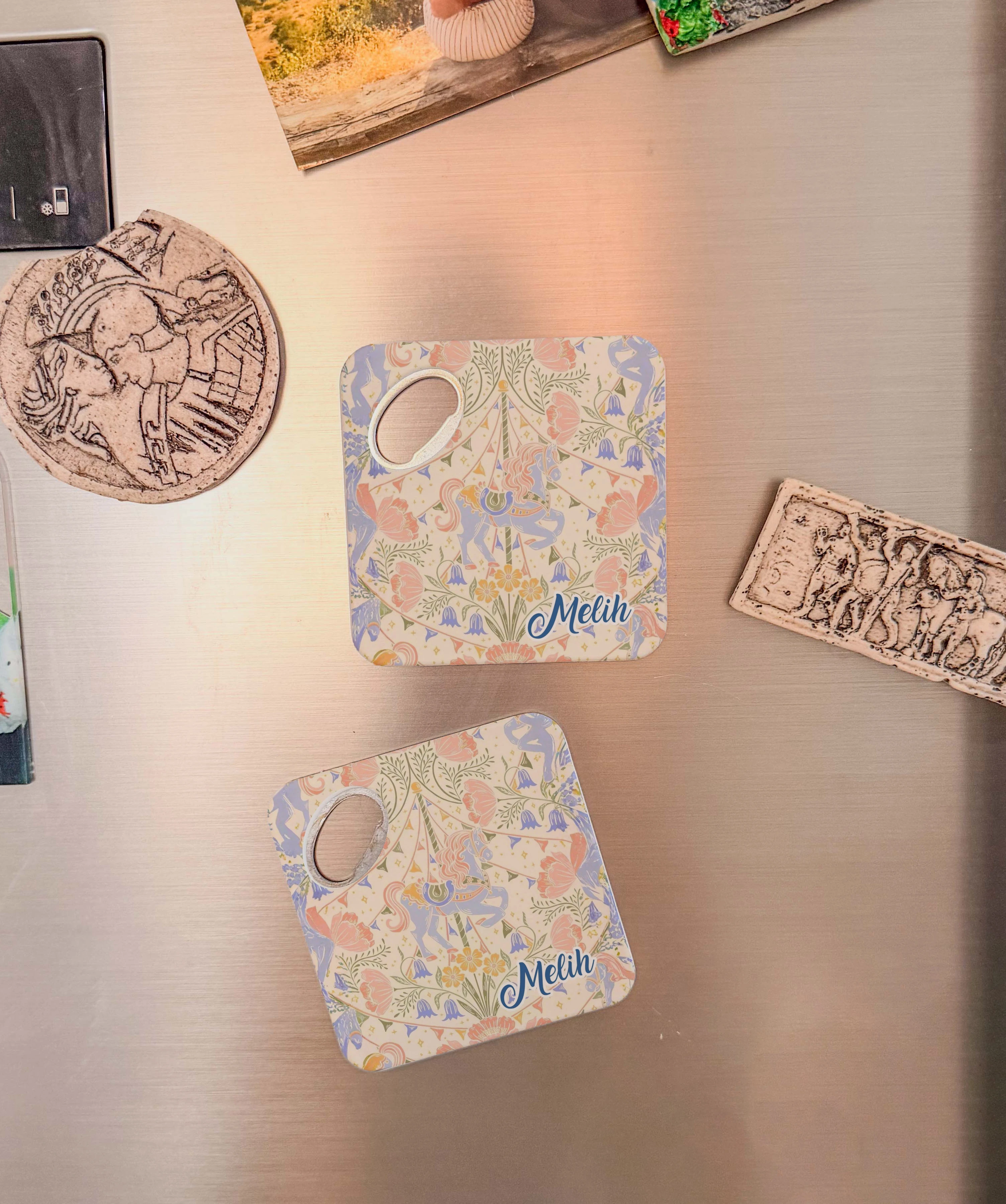 Karusel Desenli Kişiye Özel Magnet Açacak Bardak Altlığı, Unicorn Tasarım, 8x8 cm, 20 Adet