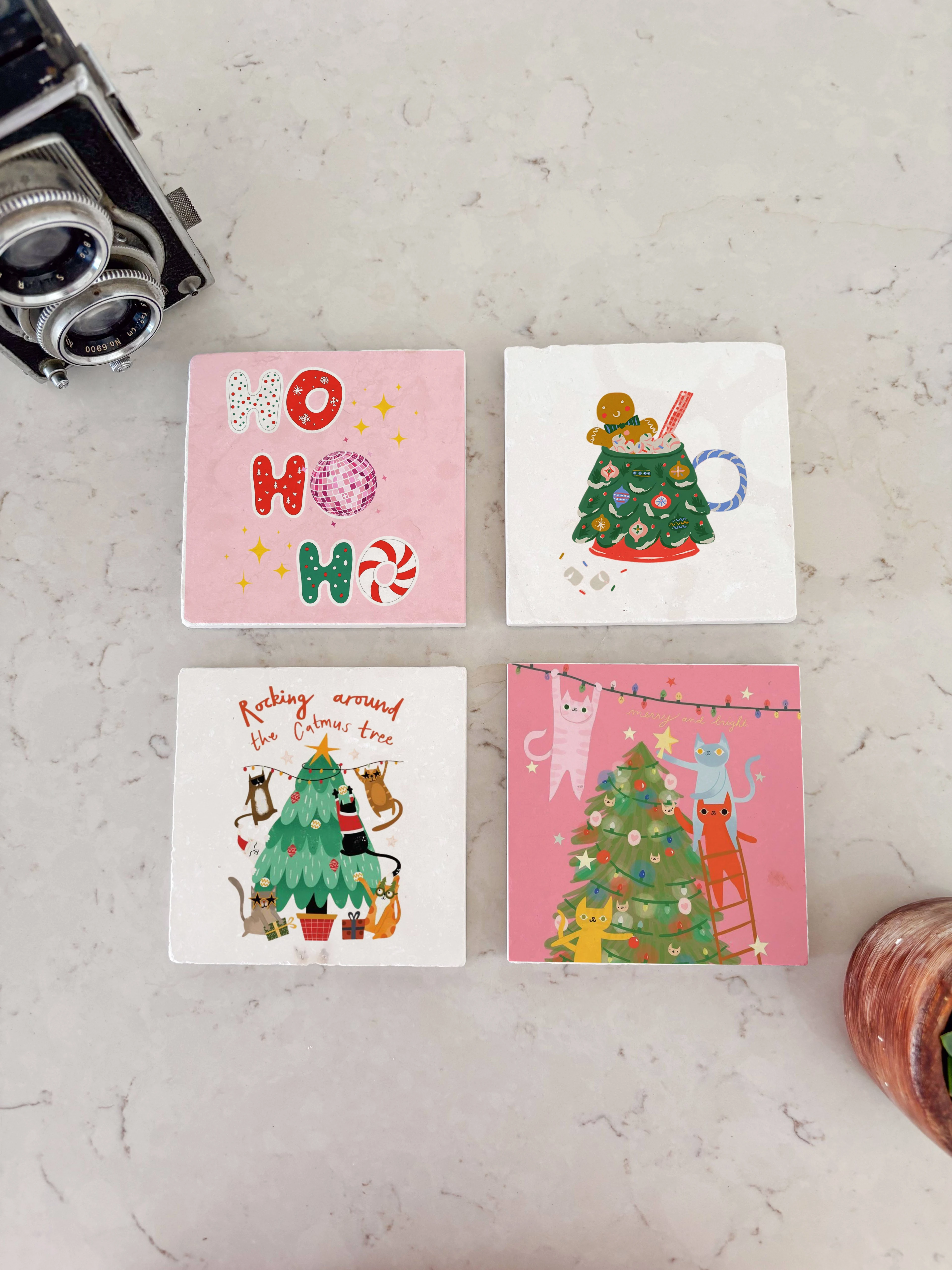 Kedi ve Noel Ağacı Desenli Doğal Taş Bardak Altlığı, Renkli Yılbaşı Tasarımı, Yılbaşı Hediyesi, 4’lü