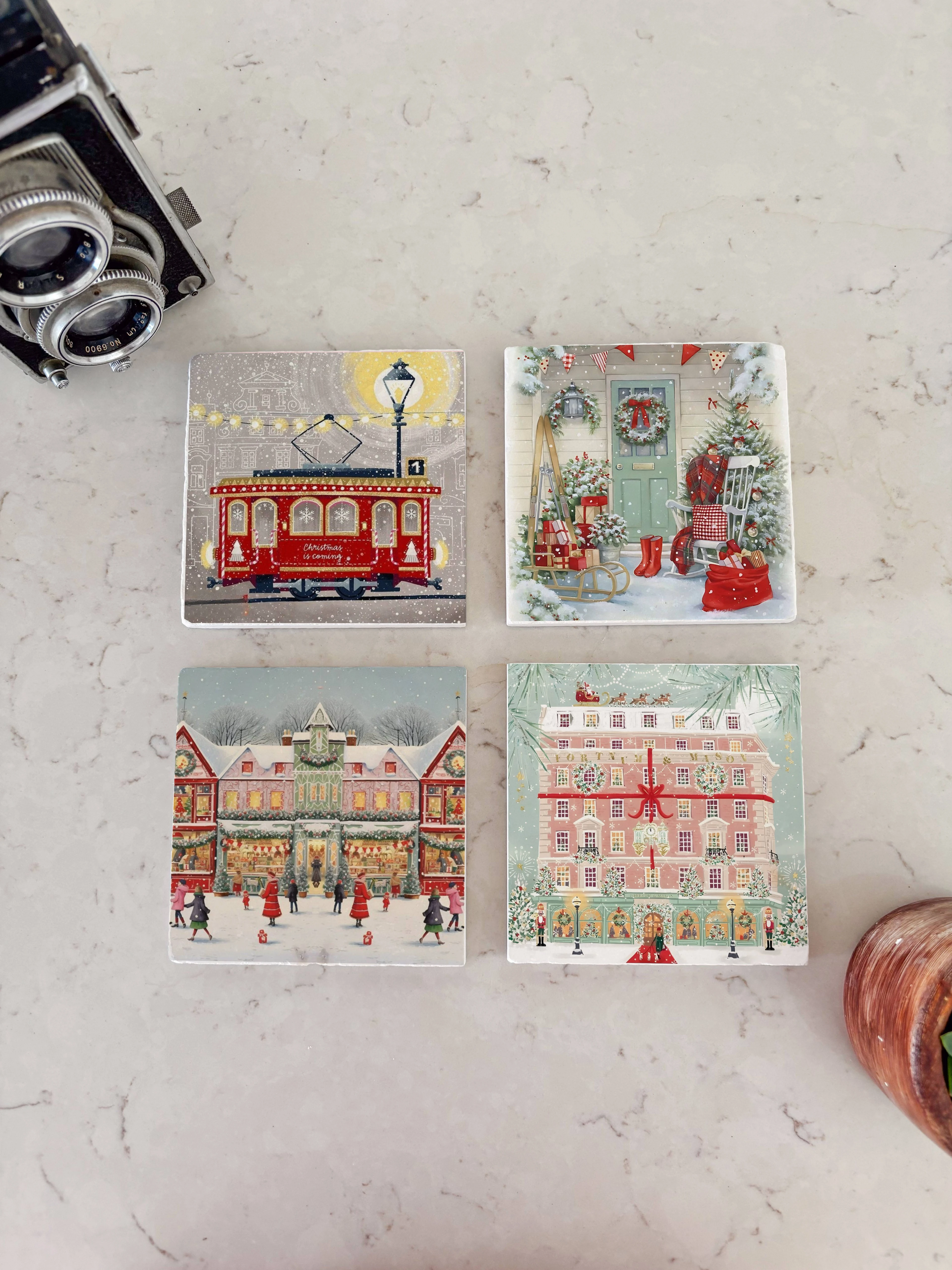 Vintage Noel Kasabası ve Kırmızı Tramvay Temalı Doğal Taş Bardak Altlığı, Yılbaşı Hediyesi, 4’lü