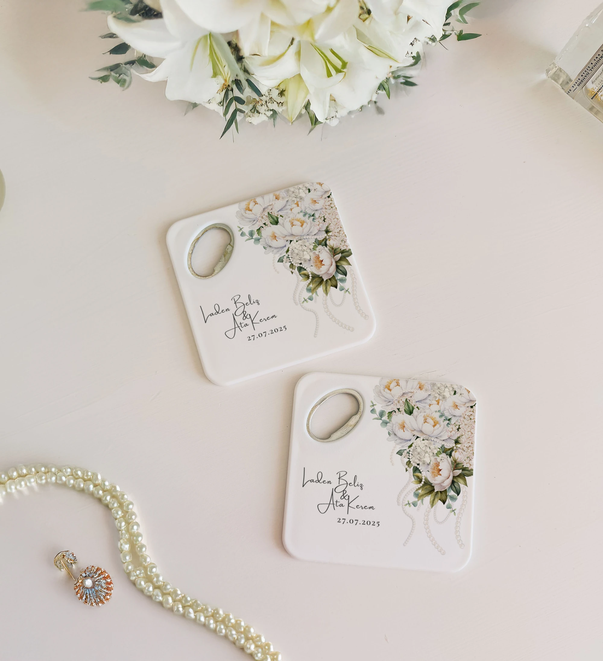 Beyaz çiçek buketli zarif tasarım doğal taş magnet açacak & bardak altlığı 20 adet