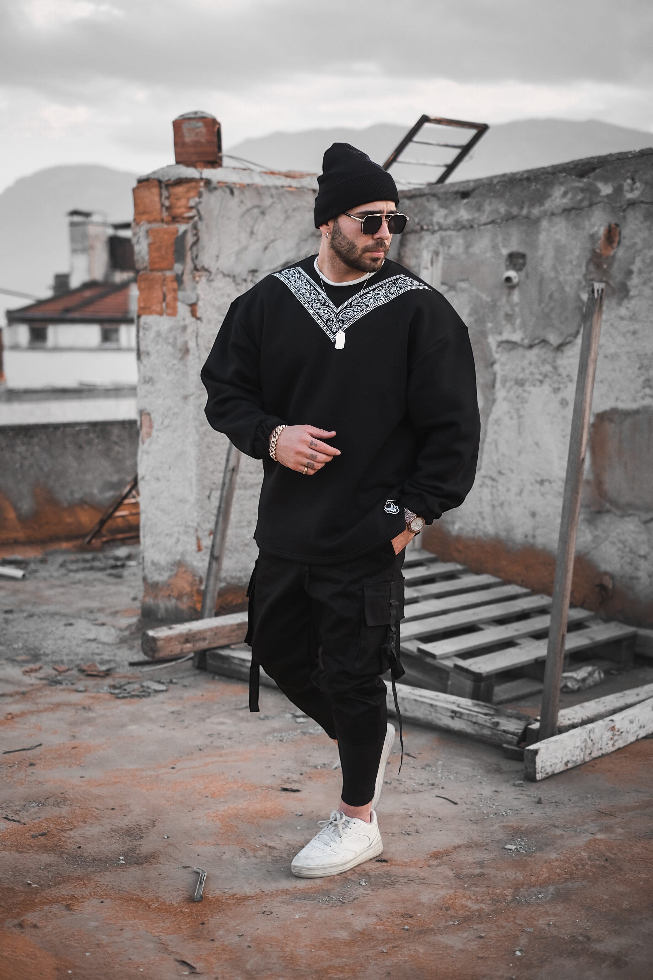 808 V Detay Bandana Baskılı Oversize Sweatshirt