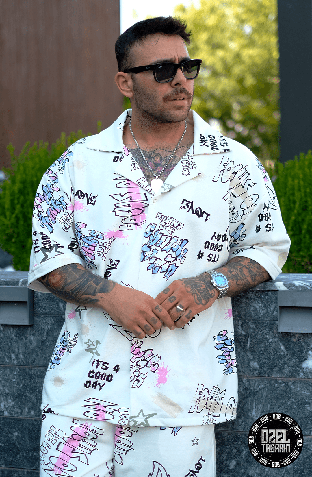 808 Karışık Graffiti Desen V Yaka Tok Oversize Gömlek