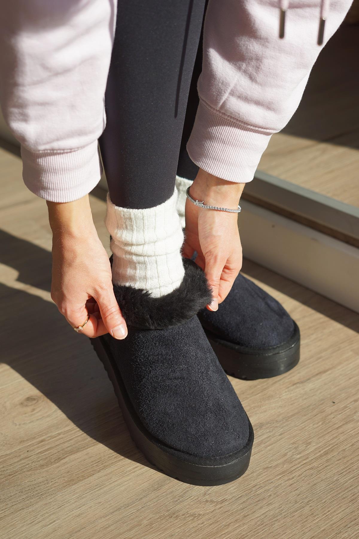 Platform Mini İçi Tüylü Kadın Bot